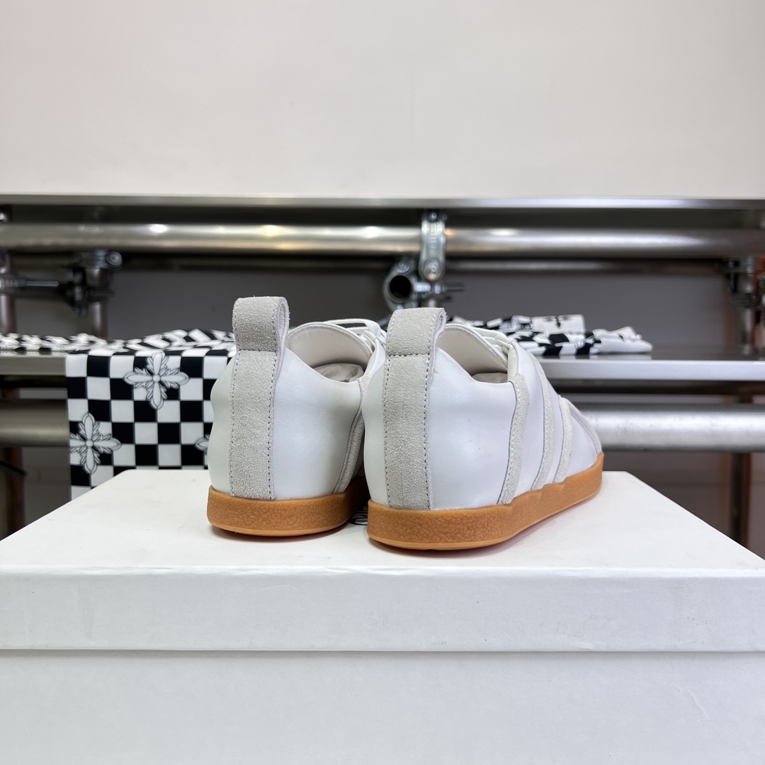 Toteme’s New Shoes: Comfortable Style with Calfskin and Sheepskin Details - 图片 6
