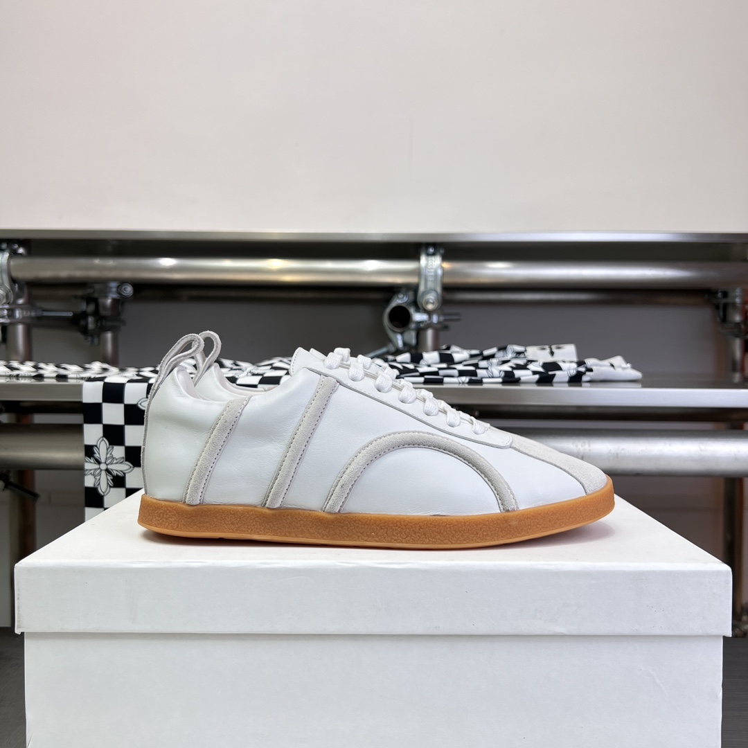 Toteme’s New Shoes: Comfortable Style with Calfskin and Sheepskin Details - 图片 5