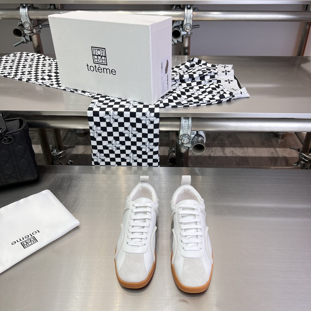 Toteme’s New Shoes: Comfortable Style with Calfskin and Sheepskin Details - 图片 1