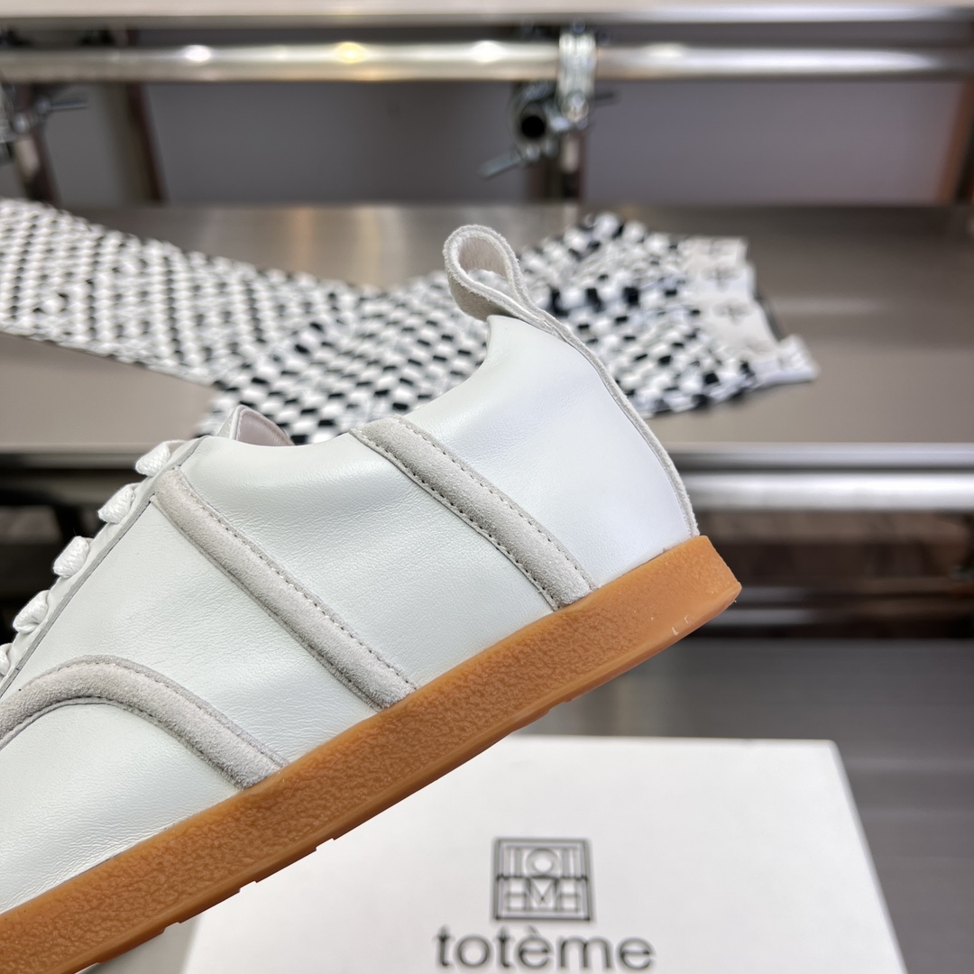 Toteme’s New Shoes: Comfortable Style with Calfskin and Sheepskin Details - 图片 8