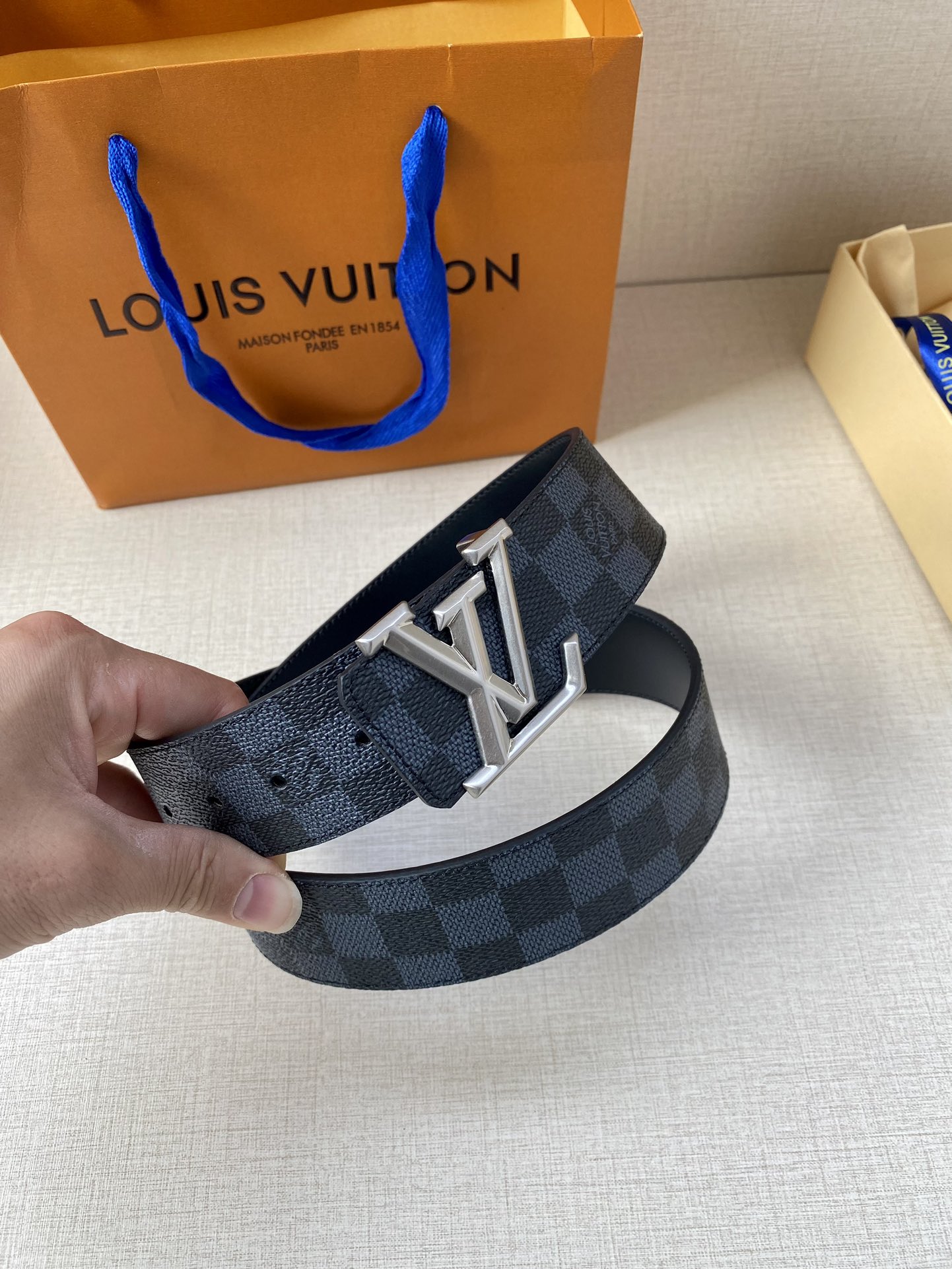 本款LVyramide腰带拼合Mon