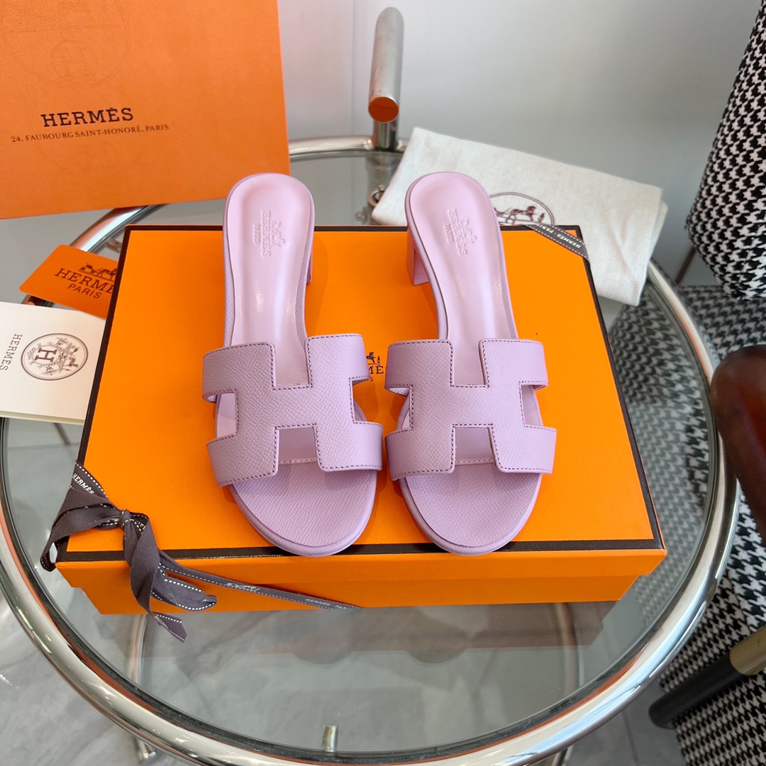 NO:164610,Hermes Oasis classic H thick heel slippers Top quality Super fashionable classic and dirty-resistant sandals are universal and versatile ~ Comfortable and real ceiling level ~ Soft foot feeling ~ No matter how long you walk ~ I won’t feel tired ~ Lazy people must have one foot pedal H slippers... Upper imported Epsom cowhide/Yangjing/Denim/High temperature diamonds Inner mixed-bred sheepskin Outsole imported from Italy imported perm leather Heel height 5cm Full set of ZP packaging, net face delivery ribbon patchwork, other models If you need to deliver ribbons, please note: 35-39 (40 and 41 custom-made, no return or exchange), slippers, hermes, hermes, slippers, cowhide, sheepskin, sheep, Leather soles19860909批 Hermes爱马仕 Oasis经典H粗跟拖鞋 顶级品质 超级洋气经典又耐脏的一款凉拖万能百搭～舒适感真的天花板级别～软乎乎的脚感～走再久都不觉得累脚~夏天懒人必备一脚蹬H拖鞋…… 鞋面进口Epsom牛皮/羊京/牛仔布/高温烫钻 内里混种羊皮 大底意大利进口透染真皮大底 跟高5cm 全套ZP包装,净面款配送丝带拼布即其它款如需配送丝带请备注 : 35-39（40、41定做不退换）,拖鞋,hermes,hermes,slippers,cowhide,sheepskin,sheep,Leather soles,Women's Shoes