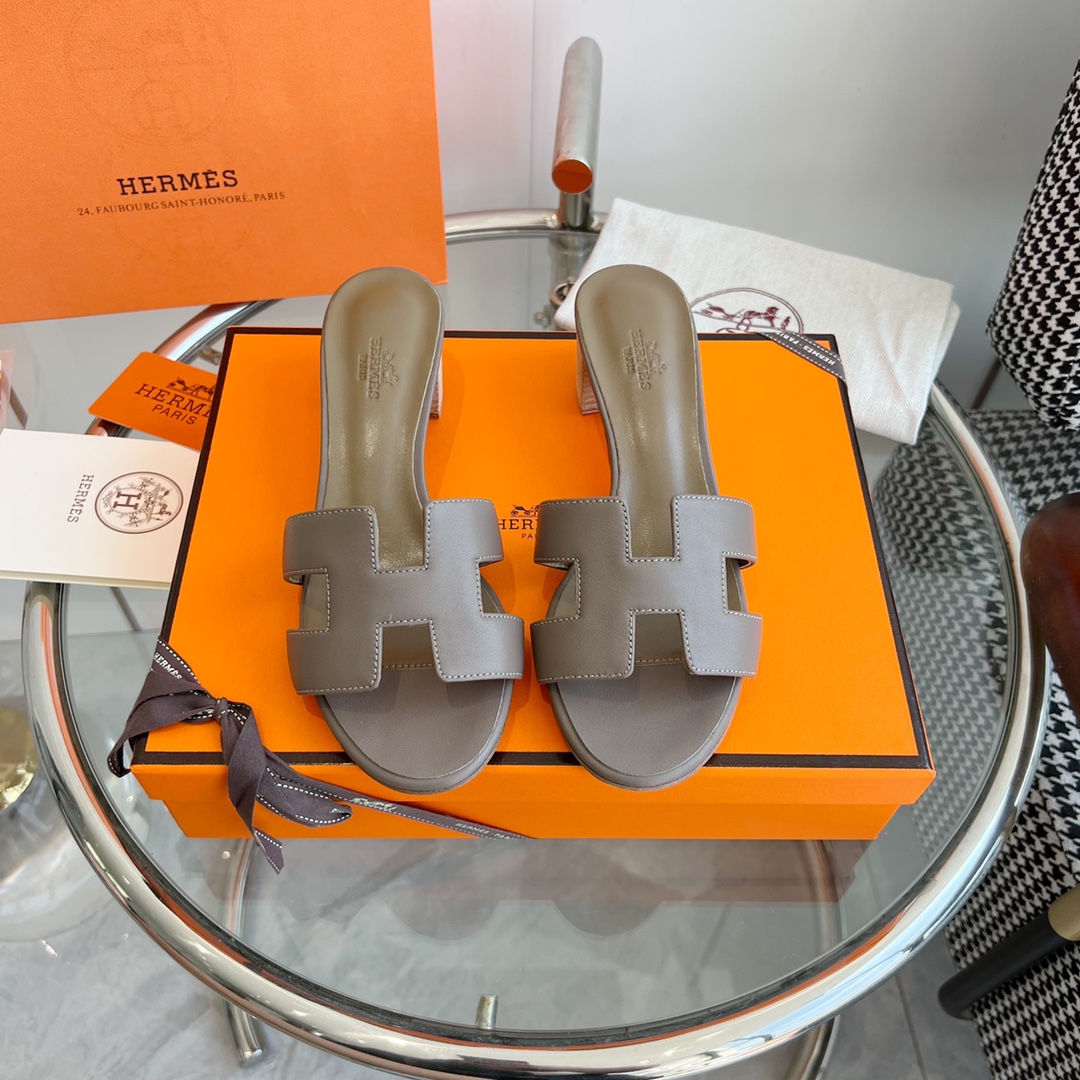 NO:164615,Hermes Oasis classic H thick heel slippers Top quality Super fashionable classic and dirty-resistant sandals are universal and versatile ~ Comfortable and real ceiling level ~ Soft foot feeling ~ No matter how long you walk ~ I won’t feel tired ~ Lazy people must have one foot pedal H slippers... Upper imported Epsom cowhide/Yangjing/Denim/High temperature diamonds Inner mixed-bred sheepskin Outsole imported from Italy imported perm leather Heel height 5cm Full set of ZP packaging, net face delivery ribbon patchwork, other models If you need to deliver ribbons, please note: 35-39 (40 and 41 custom-made, no return or exchange), slippers, hermes, hermes, slippers, cowhide, sheepskin, sheep, Leather soles19860909批 Hermes爱马仕 Oasis经典H粗跟拖鞋 顶级品质 超级洋气经典又耐脏的一款凉拖万能百搭～舒适感真的天花板级别～软乎乎的脚感～走再久都不觉得累脚~夏天懒人必备一脚蹬H拖鞋…… 鞋面进口Epsom牛皮/羊京/牛仔布/高温烫钻 内里混种羊皮 大底意大利进口透染真皮大底 跟高5cm 全套ZP包装,净面款配送丝带拼布即其它款如需配送丝带请备注 : 35-39（40、41定做不退换）,拖鞋,hermes,hermes,slippers,cowhide,sheepskin,sheep,Leather soles,Women's Shoes