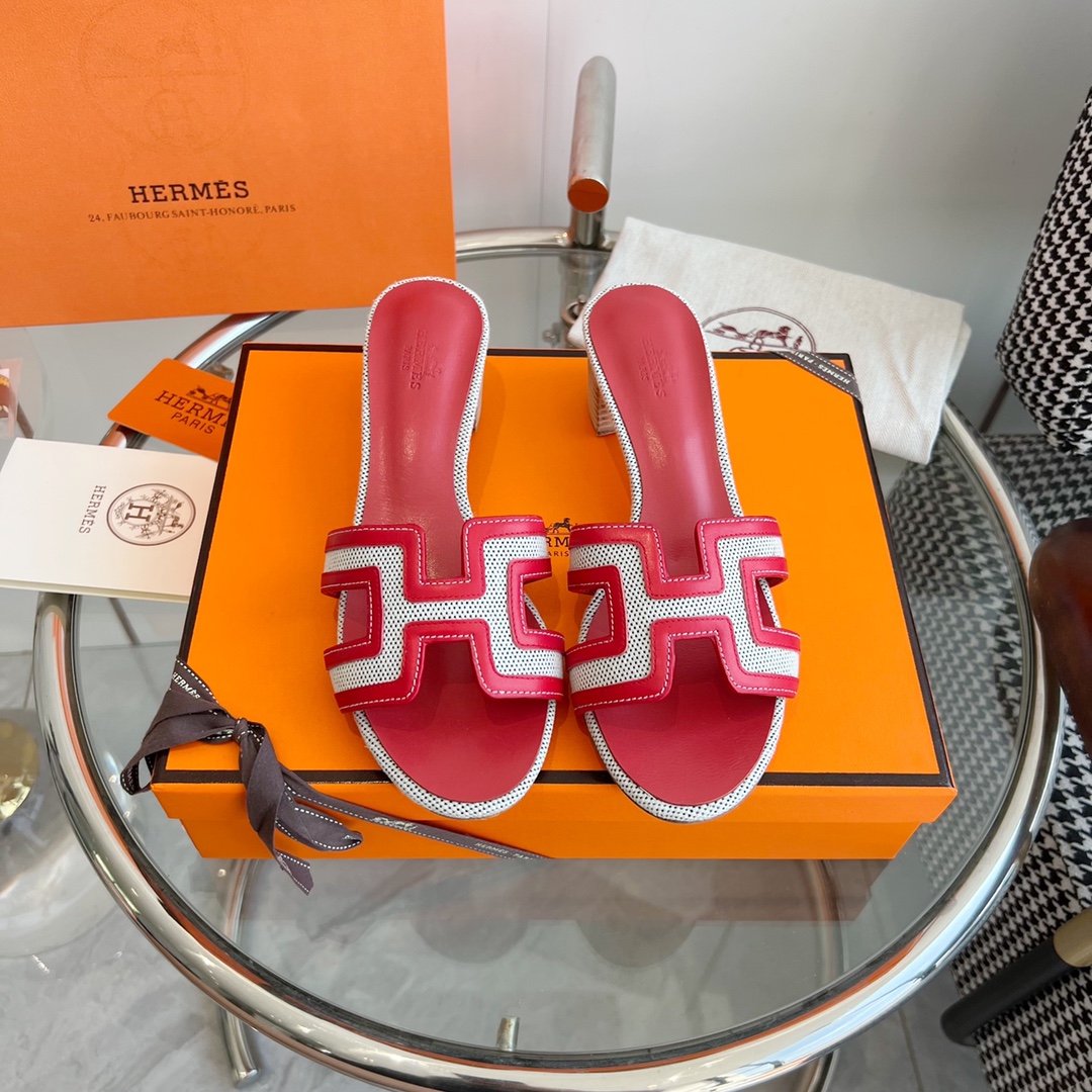 NO:164621,Hermes Oasis classic H thick heel slippers Top quality Super fashionable classic and dirty-resistant sandals are universal and versatile ~ Comfortable and real ceiling level ~ Soft foot feeling ~ No matter how long you walk ~ I won’t feel tired ~ Lazy people must have one foot pedal H slippers... Upper imported Epsom cowhide/Yangjing/Denim/High temperature diamonds Inner mixed-bred sheepskin Outsole imported from Italy imported perm leather Heel height 5cm Full set of ZP packaging, net face delivery ribbon patchwork, other models If you need to deliver ribbons, please note: 35-39 (40 and 41 custom-made, no return or exchange), slippers, hermes, hermes, slippers, cowhide, sheepskin, sheep, Leather soles19860909批 Hermes爱马仕 Oasis经典H粗跟拖鞋 顶级品质 超级洋气经典又耐脏的一款凉拖万能百搭～舒适感真的天花板级别～软乎乎的脚感～走再久都不觉得累脚~夏天懒人必备一脚蹬H拖鞋…… 鞋面进口Epsom牛皮/羊京/牛仔布/高温烫钻 内里混种羊皮 大底意大利进口透染真皮大底 跟高5cm 全套ZP包装,净面款配送丝带拼布即其它款如需配送丝带请备注 : 35-39（40、41定做不退换）,拖鞋,hermes,hermes,slippers,cowhide,sheepskin,sheep,Leather soles,Women's Shoes