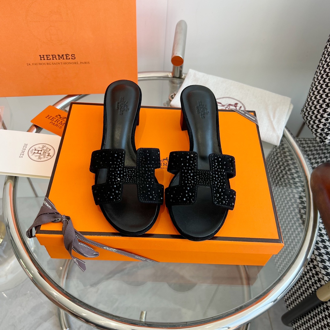NO:164633,310 Hermes Oasis classic H thick heel slippers Top quality Super fashionable classic and dirty-resistant sandals are universal and versatile ~ Comfortable and real ceiling level ~ Soft foot feeling ~ No matter how long you walk ~ I won’t feel tired ~ Lazy people must have one foot pedal H slippers... Upper imported Epsom cowhide/Yangjing/Denim/High temperature diamonds Inner mixed-bred sheepskin Outsole imported from Italy imported perm leather Heel height 5cm Full set of ZP packaging, net face delivery ribbon patchwork, other models If you need to deliver ribbons, please note: 35-39 (40 and 41 custom-made, no return or exchange), slippers, hermes, hermes, slippers, cowhide, sheepskin, sheep, Leather soles19860909批310 Hermes爱马仕 Oasis经典H粗跟拖鞋 顶级品质 超级洋气经典又耐脏的一款凉拖万能百搭～舒适感真的天花板级别～软乎乎的脚感～走再久都不觉得累脚~夏天懒人必备一脚蹬H拖鞋…… 鞋面进口Epsom牛皮/羊京/牛仔布/高温烫钻 内里混种羊皮 大底意大利进口透染真皮大底 跟高5cm 全套ZP包装,净面款配送丝带拼布即其它款如需配送丝带请备注 : 35-39（40、41定做不退换）,拖鞋,hermes,hermes,slippers,cowhide,sheepskin,sheep,Leather soles,Women's Shoes