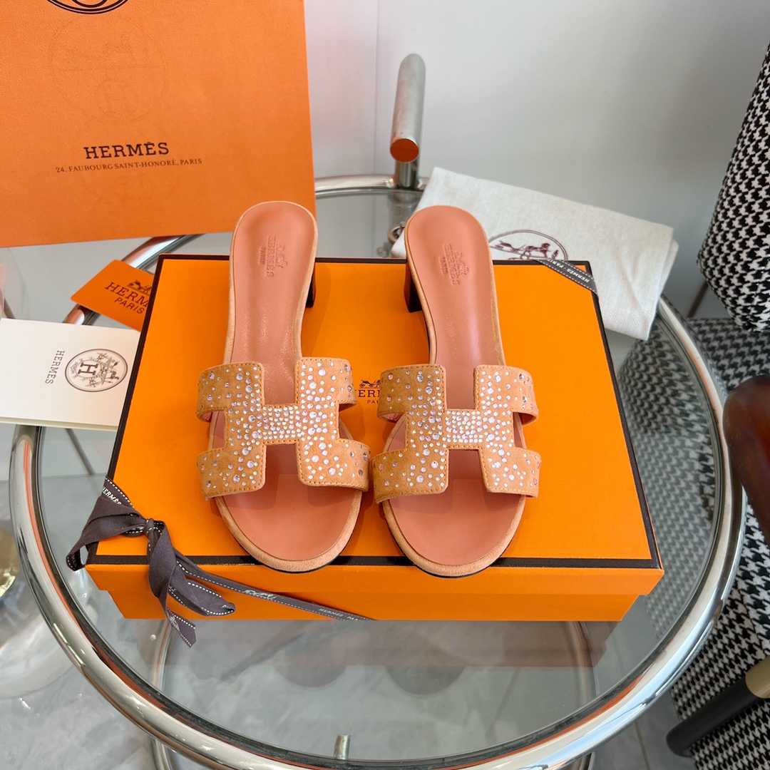 NO:164611,310 Hermes Oasis classic H thick heel slippers Top quality Super fashionable classic and dirty-resistant sandals are universal and versatile ~ Comfortable and real ceiling level ~ Soft foot feeling ~ No matter how long you walk ~ I won’t feel tired ~ Lazy people must have one foot pedal H slippers... Upper imported Epsom cowhide/Yangjing/Denim/High temperature diamonds Inner mixed-bred sheepskin Outsole imported from Italy imported perm leather Heel height 5cm Full set of ZP packaging, net face delivery ribbon patchwork, other models If you need to deliver ribbons, please note: 35-39 (40 and 41 custom-made, no return or exchange), slippers, hermes, hermes, slippers, cowhide, sheepskin, sheep, Leather soles19860909批310 Hermes爱马仕 Oasis经典H粗跟拖鞋 顶级品质 超级洋气经典又耐脏的一款凉拖万能百搭～舒适感真的天花板级别～软乎乎的脚感～走再久都不觉得累脚~夏天懒人必备一脚蹬H拖鞋…… 鞋面进口Epsom牛皮/羊京/牛仔布/高温烫钻 内里混种羊皮 大底意大利进口透染真皮大底 跟高5cm 全套ZP包装,净面款配送丝带拼布即其它款如需配送丝带请备注 : 35-39（40、41定做不退换）,拖鞋,hermes,hermes,slippers,cowhide,sheepskin,sheep,Leather soles,Women's Shoes