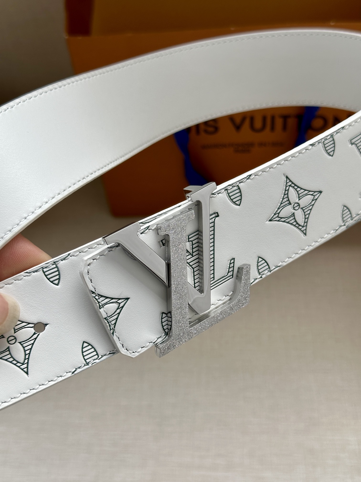 LV40毫米可逆带可以在两种方式表带