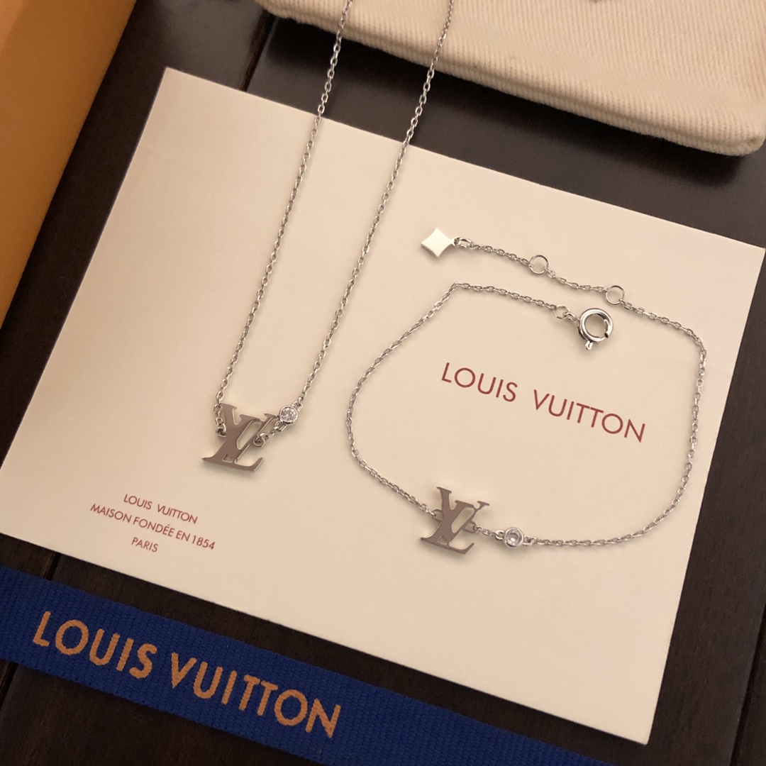 ❤️❤️👑  高品质实拍 路易威登套装 LV项链字母 简约手链经典❤️字母 原版镀18k金工艺 专柜版本