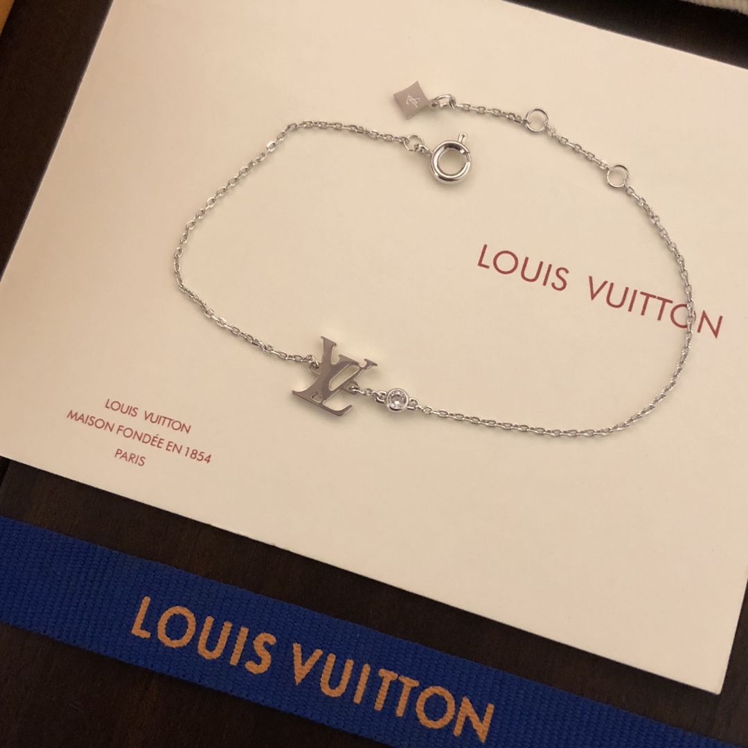 ❤️❤️👑  高品质实拍 路易威登套装 LV项链字母 简约手链经典❤️字母 原版镀18k金工艺 专柜版本
