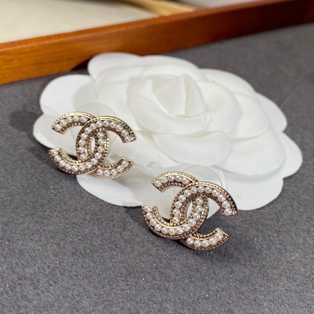 NO:101125,Chanel Xiaoxiang, new early spring style, pearl double C stud earrings, daily small stud earrings, sweet, simple and atmospheric, selected original consistent brass material with s925 sterling silver needle, Chanel earrings, chanel, chanel, pure silver19860909Chanel 小香 早春新款 珍珠双c耳钉 日常小耳钉 甜美简约大气 精选原版一致黄铜材质搭配s925纯银针,香奈儿耳钉,chanel,chanel,pure silver,Jewelry