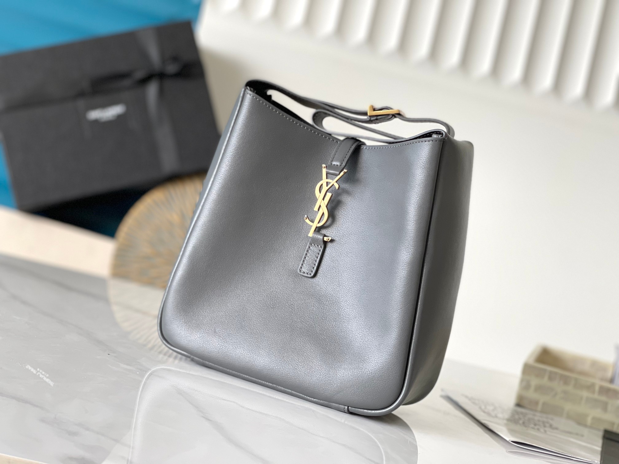 Sac Hobo YSL porté sous l'épaule en cuir de vachette avec fermeture magnétique