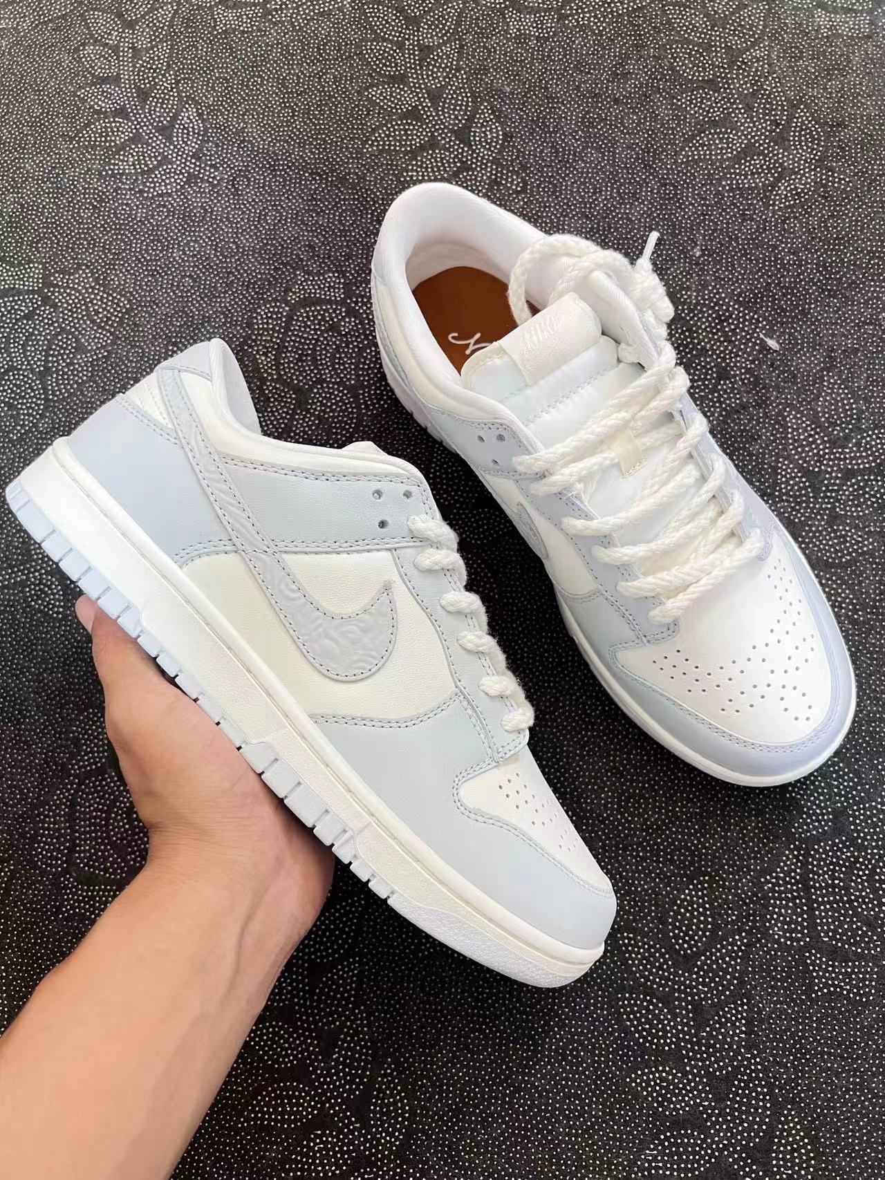 ? Nike Dunk Low 骨白色 浮雕款?