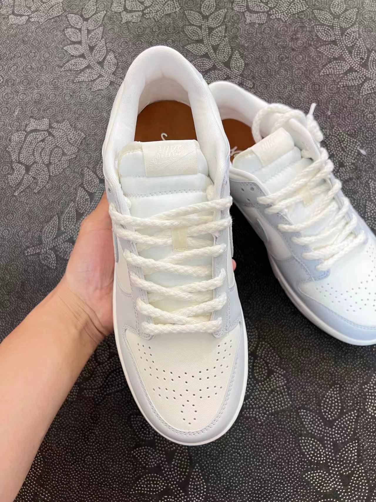 ? Nike Dunk Low 骨白色 浮雕款?