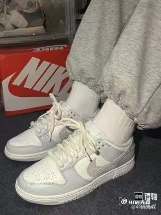 ? Nike Dunk Low 骨白色 浮雕款?