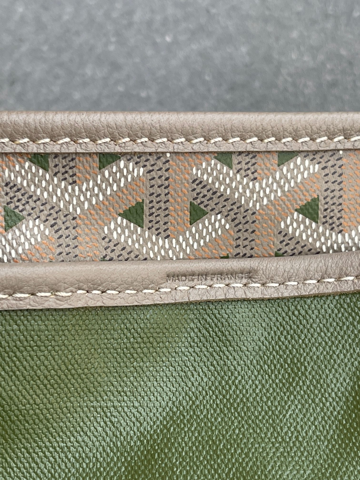 💰 大号580 中号550 Goyard伊势丹限定经典购物袋款:
GM/PM两个型号,
卡其灰配粉/卡其灰配绿
两个颜色
尺寸跟之前的经典款购物袋两个尺寸一致
欧洲进口雨露棉麻布底,加品牌御用涂料品牌法国芬尼斯全环保涂料 手工 双面 印刷
双面印刷的面料更贵,印刷及开料的损耗更大。以及很多的前期开发成本叠加,故此款比之前的经典款购物袋价格略高,请知悉!
因为在印刷A面时会经常出现B面被污染,所以印刷损耗高,且两面印刷,两面固色,也要几十块的单位成本
另外在生产取料的时候,因为要双面避开瑕疵位置,所以开料损耗也要大很多。