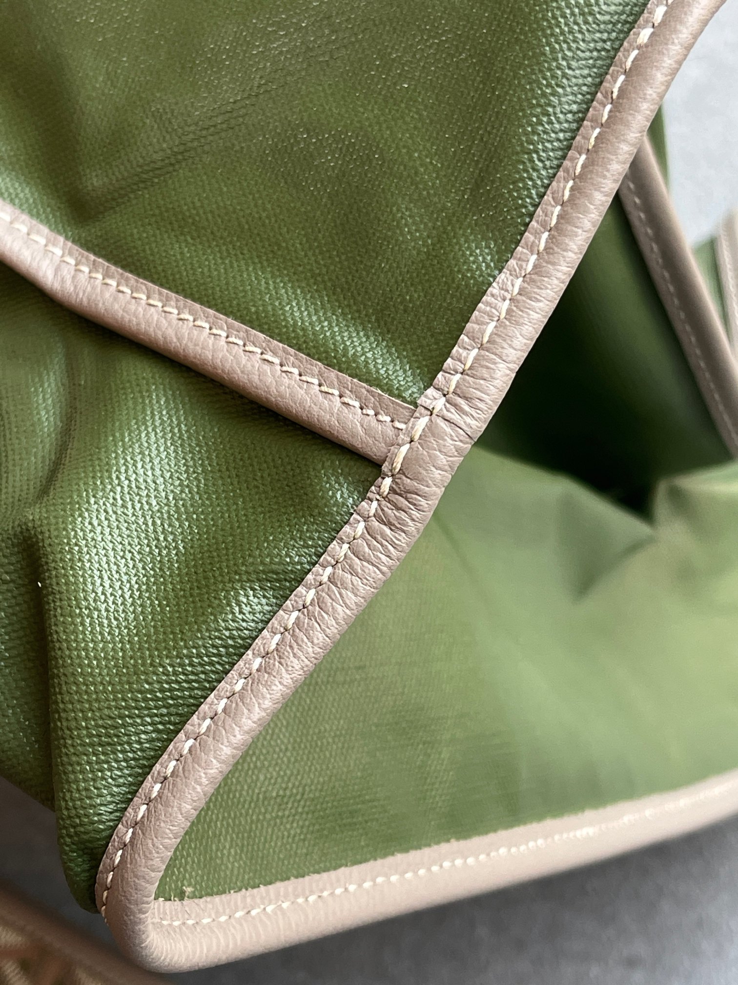 💰 大号580 中号550 Goyard伊势丹限定经典购物袋款:
GM/PM两个型号,
卡其灰配粉/卡其灰配绿
两个颜色
尺寸跟之前的经典款购物袋两个尺寸一致
欧洲进口雨露棉麻布底,加品牌御用涂料品牌法国芬尼斯全环保涂料 手工 双面 印刷
双面印刷的面料更贵,印刷及开料的损耗更大。以及很多的前期开发成本叠加,故此款比之前的经典款购物袋价格略高,请知悉!
因为在印刷A面时会经常出现B面被污染,所以印刷损耗高,且两面印刷,两面固色,也要几十块的单位成本
另外在生产取料的时候,因为要双面避开瑕疵位置,所以开料损耗也要大很多。