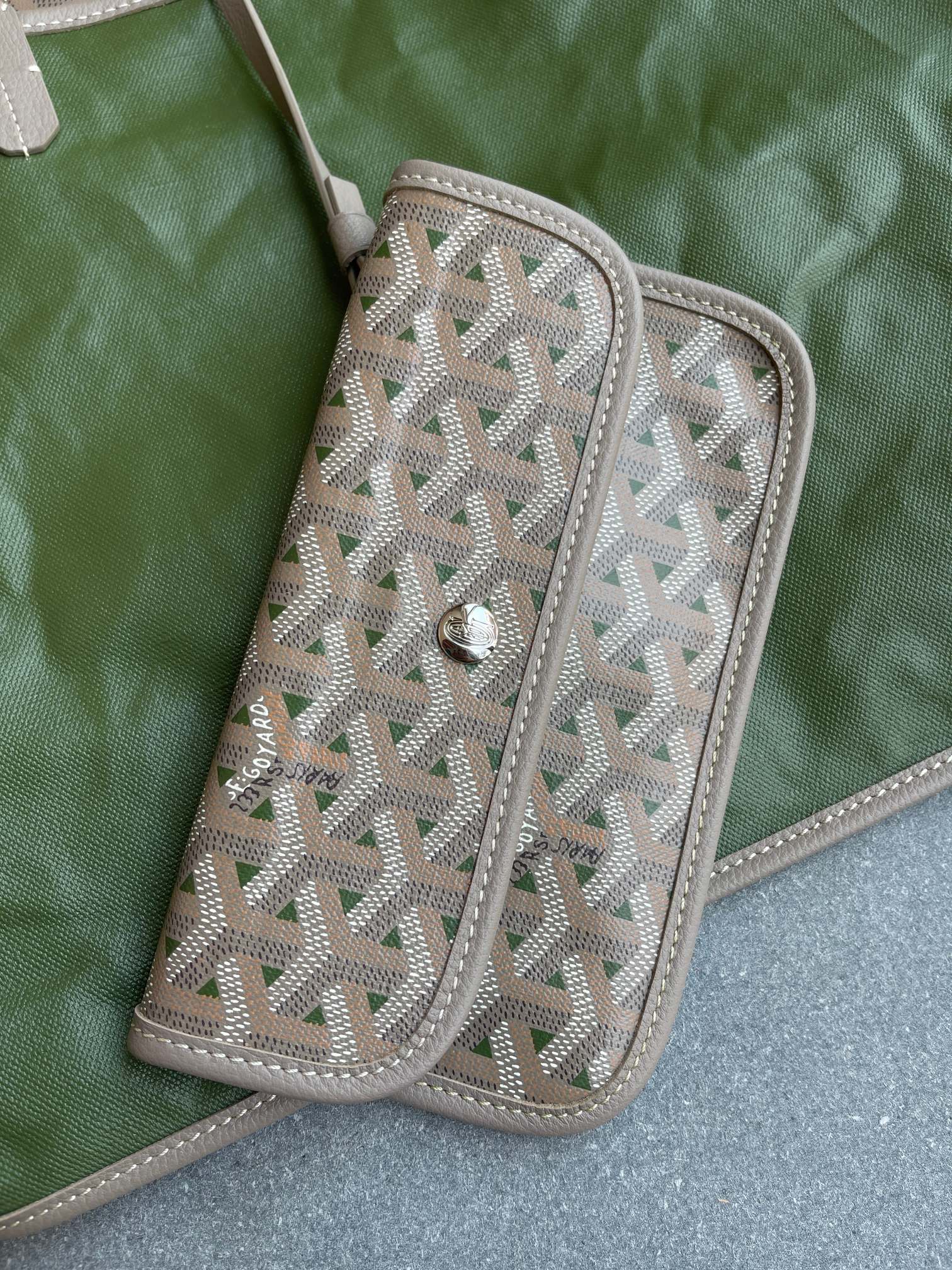 💰 大号580 中号550 Goyard伊势丹限定经典购物袋款:
GM/PM两个型号,
卡其灰配粉/卡其灰配绿
两个颜色
尺寸跟之前的经典款购物袋两个尺寸一致
欧洲进口雨露棉麻布底,加品牌御用涂料品牌法国芬尼斯全环保涂料 手工 双面 印刷
双面印刷的面料更贵,印刷及开料的损耗更大。以及很多的前期开发成本叠加,故此款比之前的经典款购物袋价格略高,请知悉!
因为在印刷A面时会经常出现B面被污染,所以印刷损耗高,且两面印刷,两面固色,也要几十块的单位成本
另外在生产取料的时候,因为要双面避开瑕疵位置,所以开料损耗也要大很多。
