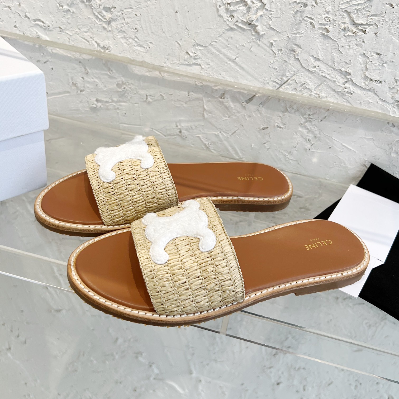 NO:263520,CELINE 2025 summer new popular Arc de Triomphe British style flat slippers, simple, atmospheric and fashionable, unpredictable, it is a classic that never fades away in the fashion circle, retro British style, extraordinary temperament, original hand-woven surface, raw glue outsole, size 35-40, slippers, celine, slippers19860909CELINE思琳2025夏新款爆款凯旋门英伦风平底拖鞋 简约大气时髦,耐看不过时,是时尚圈永不退潮的经典所在,复古的英伦风格,气质非凡 原版手工编织面 生胶大底 码数35-40,拖鞋,celine,slippers,Women's Shoes