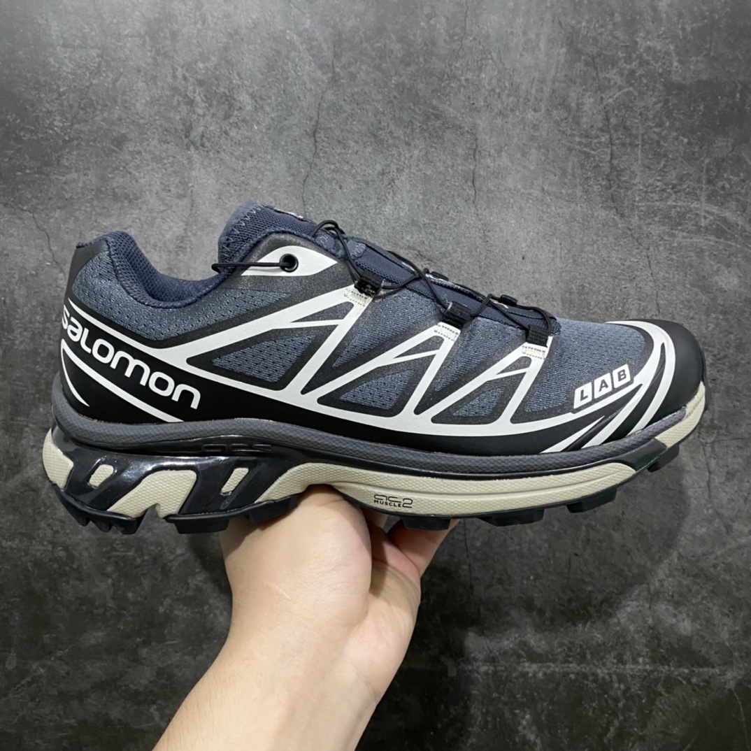 【纯原版】 Salomon XT-6 ADV For DSMn萨洛蒙复古潮流户外机能登山跑鞋 黑灰n纯原外贸平台特供订单耗时半年巨作 全套原纸板楦头开发原厂特供网布配套加持 确保原汁原味n完美呈现版型 原档数据独家私模五层组合大底男女鞋同步官方开发至46.5原装Ortholite轻量化鞋垫 中底布带钢印编号原厂TPU锁扣 进口港宝加持后跟自然饱满 还原公司包裹性鞋面以“锯齿”状的包裹系统呈现在基色底之下加入了各种色点缀将公司的最新技术和时尚前卫的造型融入耐用的长跑款式中鞋面由 TPU 薄膜制成 并焊接在高耐磨网眼上 使其既时尚又坚固 由 ACS底盘支撑 可增强稳定性和支撑力 以及由橡胶凸耳 Contragrip外底覆盖的 EVA 缓冲中底 旨在应对崎岖的地形 鞋舌上的彩色Salomon 标签、Quicklace 系统以及鞋头、鞋舌和鞋跟上的附加品牌使细节更加完美 让穿着者可以轻松驾驭户外与通勤下的任何运动生活场景 无缝鞋身户外随意纵横 颜值与脚感兼备 出街通勤 绝对非常吸睛 你值得拥有 尺码：41 42 42.5 43 44 44.5 45 46 46.5-莆田鞋批发中心