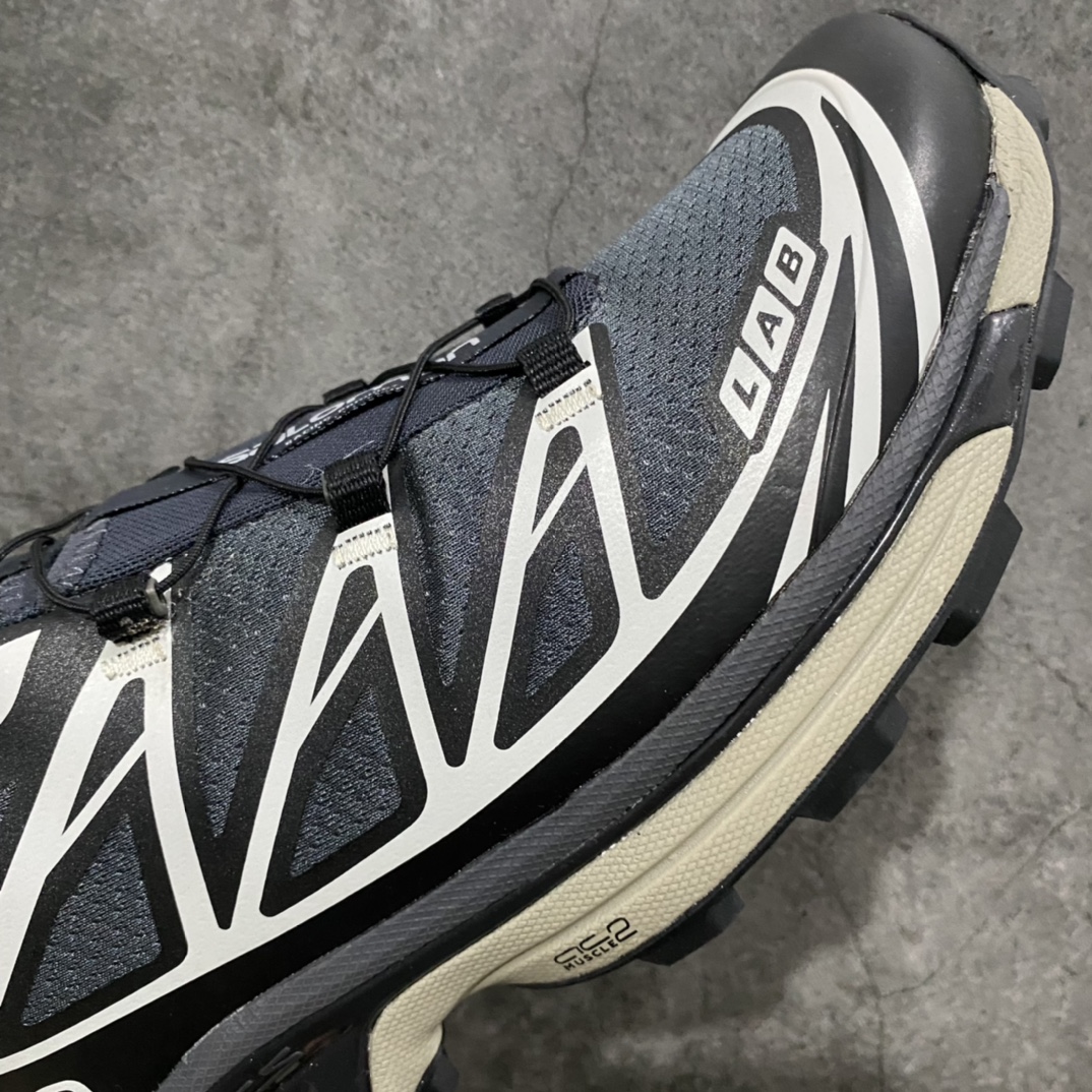 图片[6]-【纯原版】 Salomon XT-6 ADV For DSMn萨洛蒙复古潮流户外机能登山跑鞋 黑灰n纯原外贸平台特供订单耗时半年巨作 全套原纸板楦头开发原厂特供网布配套加持 确保原汁原味n完美呈现版型 原档数据独家私模五层组合大底男女鞋同步官方开发至46.5原装Ortholite轻量化鞋垫 中底布带钢印编号原厂TPU锁扣 进口港宝加持后跟自然饱满 还原公司包裹性鞋面以“锯齿”状的包裹系统呈现在基色底之下加入了各种色点缀将公司的最新技术和时尚前卫的造型融入耐用的长跑款式中鞋面由 TPU 薄膜制成 并焊接在高耐磨网眼上 使其既时尚又坚固 由 ACS底盘支撑 可增强稳定性和支撑力 以及由橡胶凸耳 Contragrip外底覆盖的 EVA 缓冲中底 旨在应对崎岖的地形 鞋舌上的彩色Salomon 标签、Quicklace 系统以及鞋头、鞋舌和鞋跟上的附加品牌使细节更加完美 让穿着者可以轻松驾驭户外与通勤下的任何运动生活场景 无缝鞋身户外随意纵横 颜值与脚感兼备 出街通勤 绝对非常吸睛 你值得拥有 尺码：41 42 42.5 43 44 44.5 45 46 46.5-莆田鞋批发中心