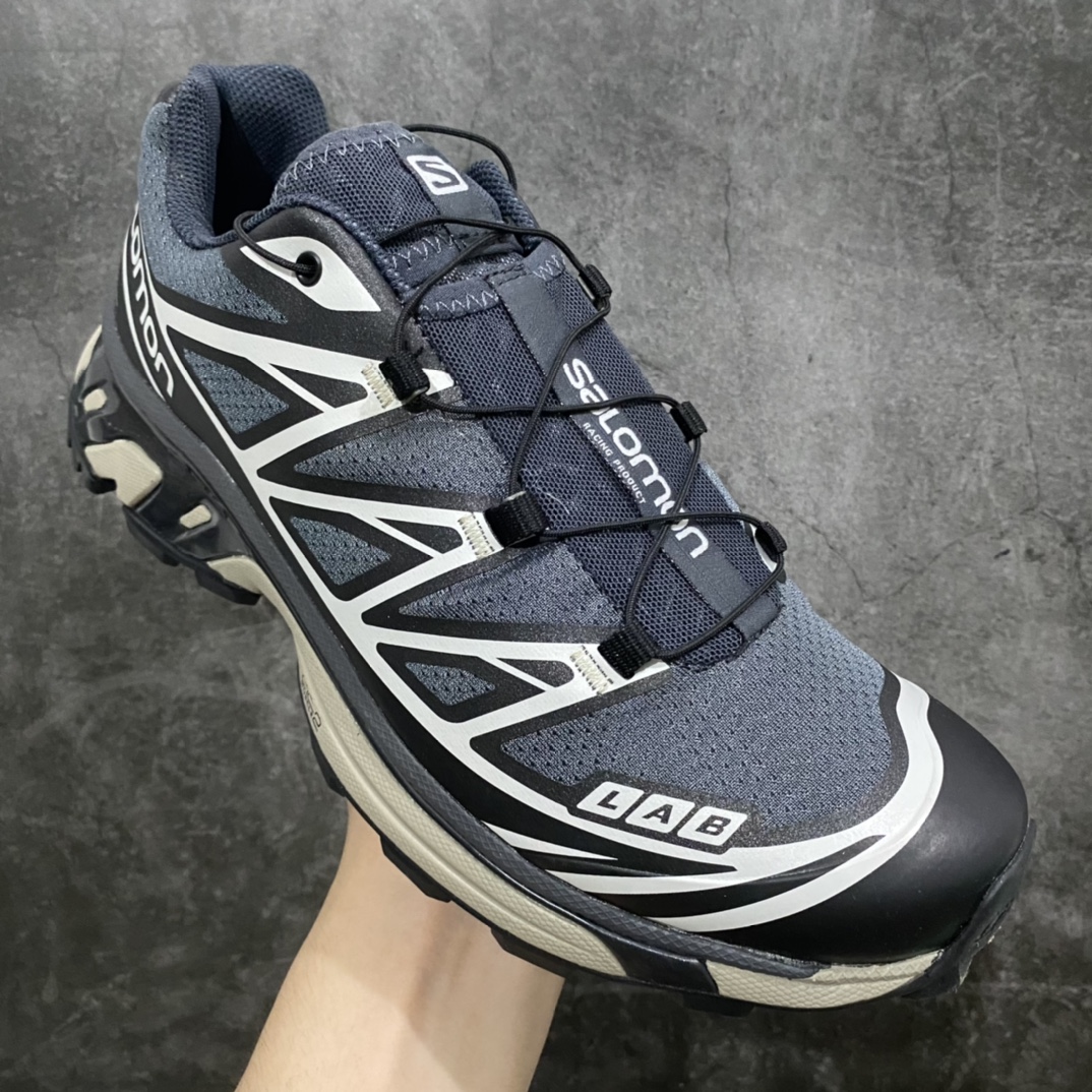 图片[3]-【纯原版】 Salomon XT-6 ADV For DSMn萨洛蒙复古潮流户外机能登山跑鞋 黑灰n纯原外贸平台特供订单耗时半年巨作 全套原纸板楦头开发原厂特供网布配套加持 确保原汁原味n完美呈现版型 原档数据独家私模五层组合大底男女鞋同步官方开发至46.5原装Ortholite轻量化鞋垫 中底布带钢印编号原厂TPU锁扣 进口港宝加持后跟自然饱满 还原公司包裹性鞋面以“锯齿”状的包裹系统呈现在基色底之下加入了各种色点缀将公司的最新技术和时尚前卫的造型融入耐用的长跑款式中鞋面由 TPU 薄膜制成 并焊接在高耐磨网眼上 使其既时尚又坚固 由 ACS底盘支撑 可增强稳定性和支撑力 以及由橡胶凸耳 Contragrip外底覆盖的 EVA 缓冲中底 旨在应对崎岖的地形 鞋舌上的彩色Salomon 标签、Quicklace 系统以及鞋头、鞋舌和鞋跟上的附加品牌使细节更加完美 让穿着者可以轻松驾驭户外与通勤下的任何运动生活场景 无缝鞋身户外随意纵横 颜值与脚感兼备 出街通勤 绝对非常吸睛 你值得拥有 尺码：41 42 42.5 43 44 44.5 45 46 46.5-莆田鞋批发中心