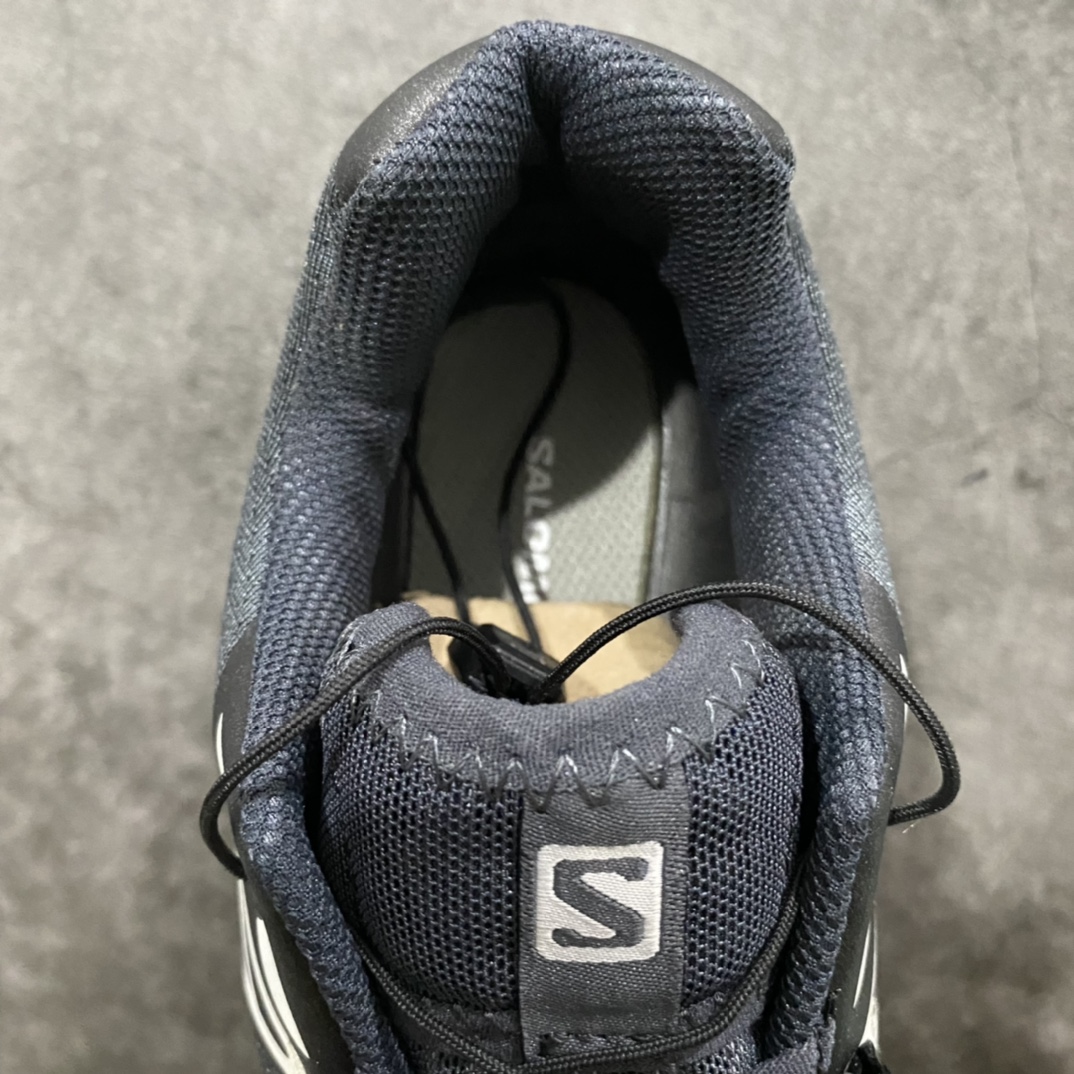 图片[9]-【纯原版】 Salomon XT-6 ADV For DSMn萨洛蒙复古潮流户外机能登山跑鞋 黑灰n纯原外贸平台特供订单耗时半年巨作 全套原纸板楦头开发原厂特供网布配套加持 确保原汁原味n完美呈现版型 原档数据独家私模五层组合大底男女鞋同步官方开发至46.5原装Ortholite轻量化鞋垫 中底布带钢印编号原厂TPU锁扣 进口港宝加持后跟自然饱满 还原公司包裹性鞋面以“锯齿”状的包裹系统呈现在基色底之下加入了各种色点缀将公司的最新技术和时尚前卫的造型融入耐用的长跑款式中鞋面由 TPU 薄膜制成 并焊接在高耐磨网眼上 使其既时尚又坚固 由 ACS底盘支撑 可增强稳定性和支撑力 以及由橡胶凸耳 Contragrip外底覆盖的 EVA 缓冲中底 旨在应对崎岖的地形 鞋舌上的彩色Salomon 标签、Quicklace 系统以及鞋头、鞋舌和鞋跟上的附加品牌使细节更加完美 让穿着者可以轻松驾驭户外与通勤下的任何运动生活场景 无缝鞋身户外随意纵横 颜值与脚感兼备 出街通勤 绝对非常吸睛 你值得拥有 尺码：41 42 42.5 43 44 44.5 45 46 46.5-莆田鞋批发中心