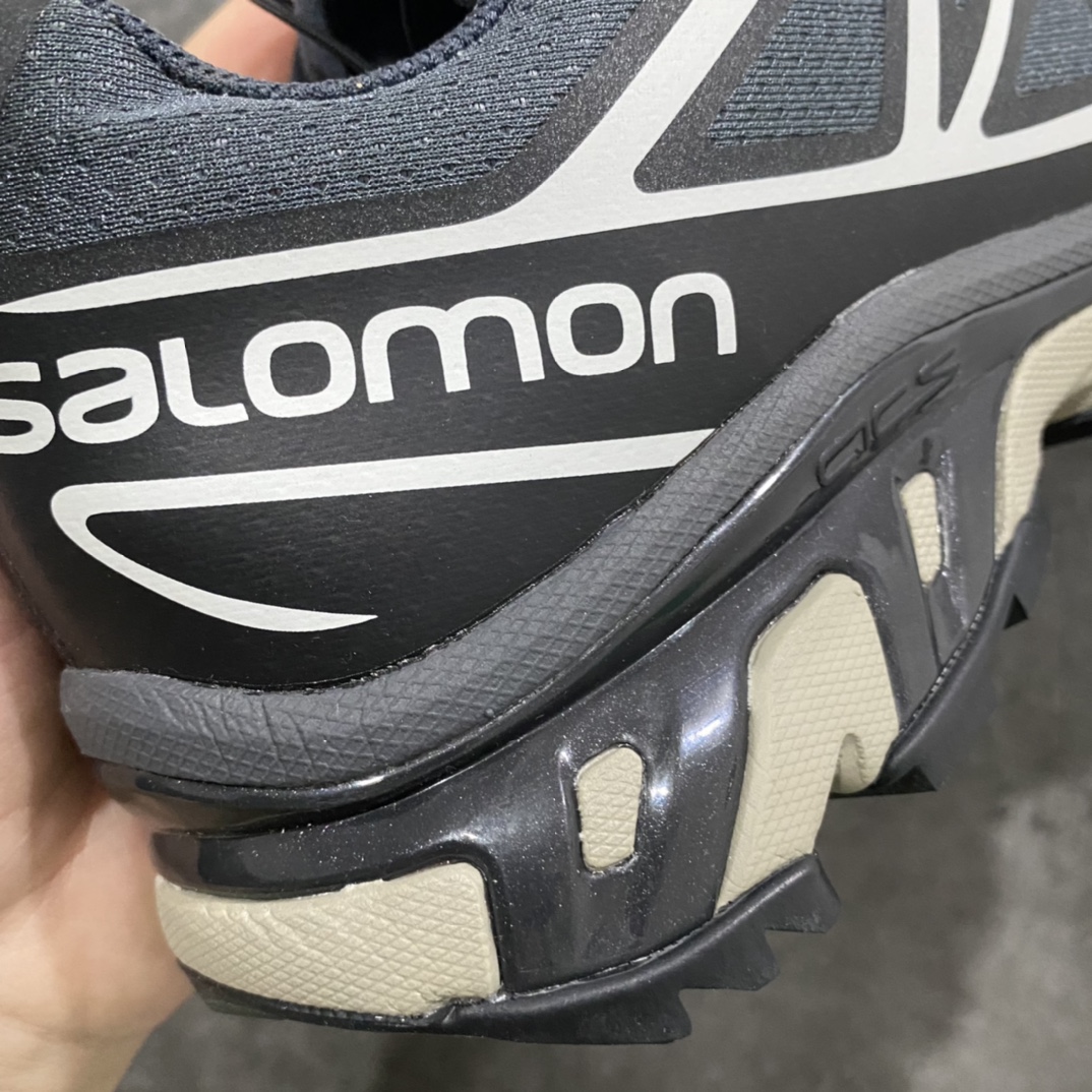 图片[4]-【纯原版】 Salomon XT-6 ADV For DSMn萨洛蒙复古潮流户外机能登山跑鞋 黑灰n纯原外贸平台特供订单耗时半年巨作 全套原纸板楦头开发原厂特供网布配套加持 确保原汁原味n完美呈现版型 原档数据独家私模五层组合大底男女鞋同步官方开发至46.5原装Ortholite轻量化鞋垫 中底布带钢印编号原厂TPU锁扣 进口港宝加持后跟自然饱满 还原公司包裹性鞋面以“锯齿”状的包裹系统呈现在基色底之下加入了各种色点缀将公司的最新技术和时尚前卫的造型融入耐用的长跑款式中鞋面由 TPU 薄膜制成 并焊接在高耐磨网眼上 使其既时尚又坚固 由 ACS底盘支撑 可增强稳定性和支撑力 以及由橡胶凸耳 Contragrip外底覆盖的 EVA 缓冲中底 旨在应对崎岖的地形 鞋舌上的彩色Salomon 标签、Quicklace 系统以及鞋头、鞋舌和鞋跟上的附加品牌使细节更加完美 让穿着者可以轻松驾驭户外与通勤下的任何运动生活场景 无缝鞋身户外随意纵横 颜值与脚感兼备 出街通勤 绝对非常吸睛 你值得拥有 尺码：41 42 42.5 43 44 44.5 45 46 46.5-莆田鞋批发中心