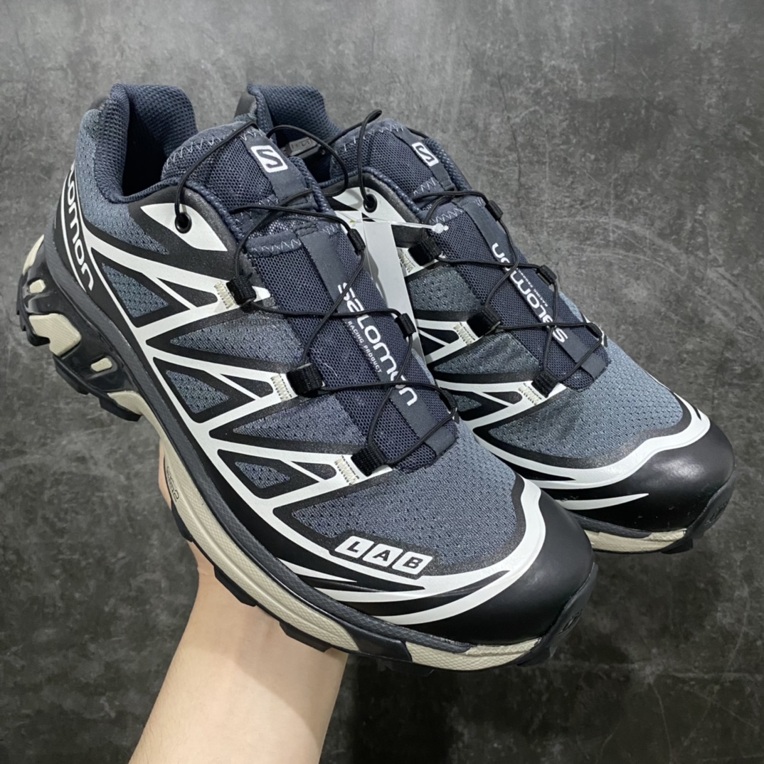 【纯原版】 Salomon XT-6 ADV For DSMn萨洛蒙复古潮流户外机能登山跑鞋 黑灰n纯原外贸平台特供订单耗时半年巨作 全套原纸板楦头开发原厂特供网布配套加持 确保原汁原味n完美呈现版型 原档数据独家私模五层组合大底男女鞋同步官方开发至46.5原装Ortholite轻量化鞋垫 中底布带钢印编号原厂TPU锁扣 进口港宝加持后跟自然饱满 还原公司包裹性鞋面以“锯齿”状的包裹系统呈现在基色底之下加入了各种色点缀将公司的最新技术和时尚前卫的造型融入耐用的长跑款式中鞋面由 TPU 薄膜制成 并焊接在高耐磨网眼上 使其既时尚又坚固 由 ACS底盘支撑 可增强稳定性和支撑力 以及由橡胶凸耳 Contragrip外底覆盖的 EVA 缓冲中底 旨在应对崎岖的地形 鞋舌上的彩色Salomon 标签、Quicklace 系统以及鞋头、鞋舌和鞋跟上的附加品牌使细节更加完美 让穿着者可以轻松驾驭户外与通勤下的任何运动生活场景 无缝鞋身户外随意纵横 颜值与脚感兼备 出街通勤 绝对非常吸睛 你值得拥有 尺码：41 42 42.5 43 44 44.5 45 46 46.5-莆田鞋批发中心