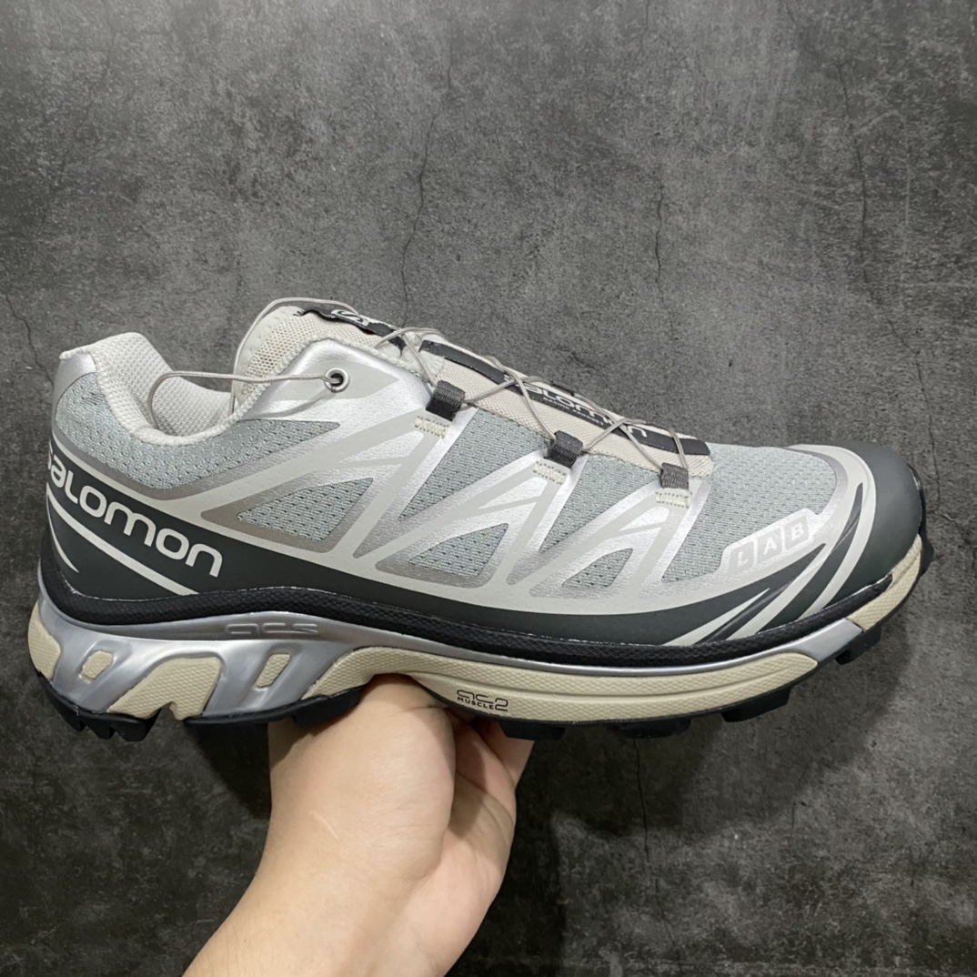 【纯原版】 Salomon XT-6 ADV For DSMn萨洛蒙复古潮流户外机能登山跑鞋 银色n纯原外贸平台特供订单耗时半年巨作 全套原纸板楦头开发原厂特供网布配套加持 确保原汁原味n完美呈现版型 原档数据独家私模五层组合大底男女鞋同步官方开发至46.5原装Ortholite轻量化鞋垫 中底布带钢印编号原厂TPU锁扣 进口港宝加持后跟自然饱满 还原公司包裹性鞋面以“锯齿”状的包裹系统呈现在基色底之下加入了各种色点缀将公司的最新技术和时尚前卫的造型融入耐用的长跑款式中鞋面由 TPU 薄膜制成 并焊接在高耐磨网眼上 使其既时尚又坚固 由 ACS底盘支撑 可增强稳定性和支撑力 以及由橡胶凸耳 Contragrip外底覆盖的 EVA 缓冲中底 旨在应对崎岖的地形 鞋舌上的彩色Salomon 标签、Quicklace 系统以及鞋头、鞋舌和鞋跟上的附加品牌使细节更加完美 让穿着者可以轻松驾驭户外与通勤下的任何运动生活场景 无缝鞋身户外随意纵横 颜值与脚感兼备 出街通勤 绝对非常吸睛 你值得拥有 尺码：41 42 42.5 43 44 44.5 45 46 46.5-莆田鞋批发中心