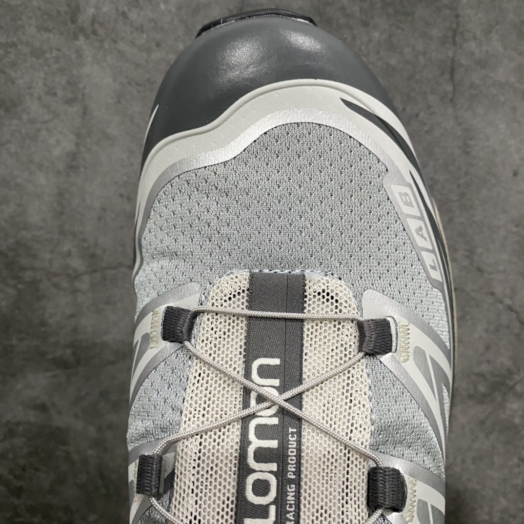 图片[5]-【纯原版】 Salomon XT-6 ADV For DSMn萨洛蒙复古潮流户外机能登山跑鞋 银色n纯原外贸平台特供订单耗时半年巨作 全套原纸板楦头开发原厂特供网布配套加持 确保原汁原味n完美呈现版型 原档数据独家私模五层组合大底男女鞋同步官方开发至46.5原装Ortholite轻量化鞋垫 中底布带钢印编号原厂TPU锁扣 进口港宝加持后跟自然饱满 还原公司包裹性鞋面以“锯齿”状的包裹系统呈现在基色底之下加入了各种色点缀将公司的最新技术和时尚前卫的造型融入耐用的长跑款式中鞋面由 TPU 薄膜制成 并焊接在高耐磨网眼上 使其既时尚又坚固 由 ACS底盘支撑 可增强稳定性和支撑力 以及由橡胶凸耳 Contragrip外底覆盖的 EVA 缓冲中底 旨在应对崎岖的地形 鞋舌上的彩色Salomon 标签、Quicklace 系统以及鞋头、鞋舌和鞋跟上的附加品牌使细节更加完美 让穿着者可以轻松驾驭户外与通勤下的任何运动生活场景 无缝鞋身户外随意纵横 颜值与脚感兼备 出街通勤 绝对非常吸睛 你值得拥有 尺码：41 42 42.5 43 44 44.5 45 46 46.5-莆田鞋批发中心