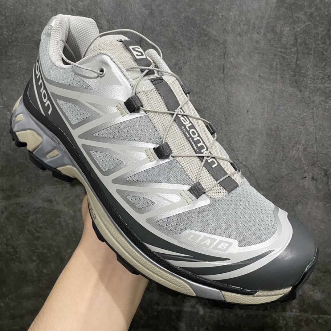 图片[3]-【纯原版】 Salomon XT-6 ADV For DSMn萨洛蒙复古潮流户外机能登山跑鞋 银色n纯原外贸平台特供订单耗时半年巨作 全套原纸板楦头开发原厂特供网布配套加持 确保原汁原味n完美呈现版型 原档数据独家私模五层组合大底男女鞋同步官方开发至46.5原装Ortholite轻量化鞋垫 中底布带钢印编号原厂TPU锁扣 进口港宝加持后跟自然饱满 还原公司包裹性鞋面以“锯齿”状的包裹系统呈现在基色底之下加入了各种色点缀将公司的最新技术和时尚前卫的造型融入耐用的长跑款式中鞋面由 TPU 薄膜制成 并焊接在高耐磨网眼上 使其既时尚又坚固 由 ACS底盘支撑 可增强稳定性和支撑力 以及由橡胶凸耳 Contragrip外底覆盖的 EVA 缓冲中底 旨在应对崎岖的地形 鞋舌上的彩色Salomon 标签、Quicklace 系统以及鞋头、鞋舌和鞋跟上的附加品牌使细节更加完美 让穿着者可以轻松驾驭户外与通勤下的任何运动生活场景 无缝鞋身户外随意纵横 颜值与脚感兼备 出街通勤 绝对非常吸睛 你值得拥有 尺码：41 42 42.5 43 44 44.5 45 46 46.5-莆田鞋批发中心