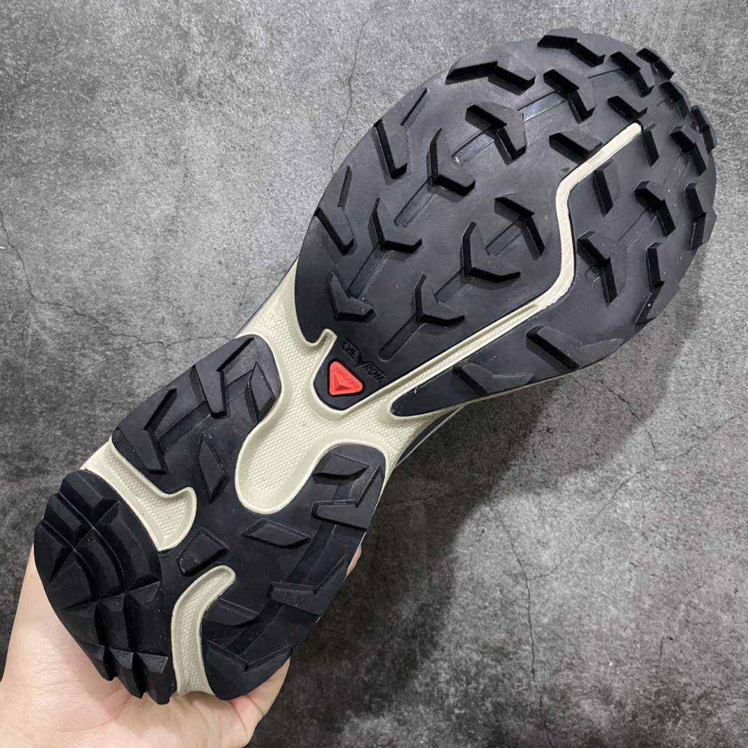 图片[9]-【纯原版】 Salomon XT-6 ADV For DSMn萨洛蒙复古潮流户外机能登山跑鞋 银色n纯原外贸平台特供订单耗时半年巨作 全套原纸板楦头开发原厂特供网布配套加持 确保原汁原味n完美呈现版型 原档数据独家私模五层组合大底男女鞋同步官方开发至46.5原装Ortholite轻量化鞋垫 中底布带钢印编号原厂TPU锁扣 进口港宝加持后跟自然饱满 还原公司包裹性鞋面以“锯齿”状的包裹系统呈现在基色底之下加入了各种色点缀将公司的最新技术和时尚前卫的造型融入耐用的长跑款式中鞋面由 TPU 薄膜制成 并焊接在高耐磨网眼上 使其既时尚又坚固 由 ACS底盘支撑 可增强稳定性和支撑力 以及由橡胶凸耳 Contragrip外底覆盖的 EVA 缓冲中底 旨在应对崎岖的地形 鞋舌上的彩色Salomon 标签、Quicklace 系统以及鞋头、鞋舌和鞋跟上的附加品牌使细节更加完美 让穿着者可以轻松驾驭户外与通勤下的任何运动生活场景 无缝鞋身户外随意纵横 颜值与脚感兼备 出街通勤 绝对非常吸睛 你值得拥有 尺码：41 42 42.5 43 44 44.5 45 46 46.5-莆田鞋批发中心