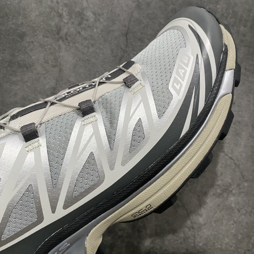 图片[6]-【纯原版】 Salomon XT-6 ADV For DSMn萨洛蒙复古潮流户外机能登山跑鞋 银色n纯原外贸平台特供订单耗时半年巨作 全套原纸板楦头开发原厂特供网布配套加持 确保原汁原味n完美呈现版型 原档数据独家私模五层组合大底男女鞋同步官方开发至46.5原装Ortholite轻量化鞋垫 中底布带钢印编号原厂TPU锁扣 进口港宝加持后跟自然饱满 还原公司包裹性鞋面以“锯齿”状的包裹系统呈现在基色底之下加入了各种色点缀将公司的最新技术和时尚前卫的造型融入耐用的长跑款式中鞋面由 TPU 薄膜制成 并焊接在高耐磨网眼上 使其既时尚又坚固 由 ACS底盘支撑 可增强稳定性和支撑力 以及由橡胶凸耳 Contragrip外底覆盖的 EVA 缓冲中底 旨在应对崎岖的地形 鞋舌上的彩色Salomon 标签、Quicklace 系统以及鞋头、鞋舌和鞋跟上的附加品牌使细节更加完美 让穿着者可以轻松驾驭户外与通勤下的任何运动生活场景 无缝鞋身户外随意纵横 颜值与脚感兼备 出街通勤 绝对非常吸睛 你值得拥有 尺码：41 42 42.5 43 44 44.5 45 46 46.5-莆田鞋批发中心