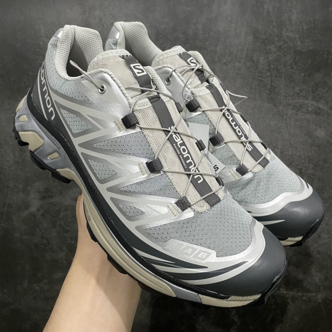 【纯原版】 Salomon XT-6 ADV For DSMn萨洛蒙复古潮流户外机能登山跑鞋 银色n纯原外贸平台特供订单耗时半年巨作 全套原纸板楦头开发原厂特供网布配套加持 确保原汁原味n完美呈现版型 原档数据独家私模五层组合大底男女鞋同步官方开发至46.5原装Ortholite轻量化鞋垫 中底布带钢印编号原厂TPU锁扣 进口港宝加持后跟自然饱满 还原公司包裹性鞋面以“锯齿”状的包裹系统呈现在基色底之下加入了各种色点缀将公司的最新技术和时尚前卫的造型融入耐用的长跑款式中鞋面由 TPU 薄膜制成 并焊接在高耐磨网眼上 使其既时尚又坚固 由 ACS底盘支撑 可增强稳定性和支撑力 以及由橡胶凸耳 Contragrip外底覆盖的 EVA 缓冲中底 旨在应对崎岖的地形 鞋舌上的彩色Salomon 标签、Quicklace 系统以及鞋头、鞋舌和鞋跟上的附加品牌使细节更加完美 让穿着者可以轻松驾驭户外与通勤下的任何运动生活场景 无缝鞋身户外随意纵横 颜值与脚感兼备 出街通勤 绝对非常吸睛 你值得拥有 尺码：41 42 42.5 43 44 44.5 45 46 46.5-莆田鞋批发中心