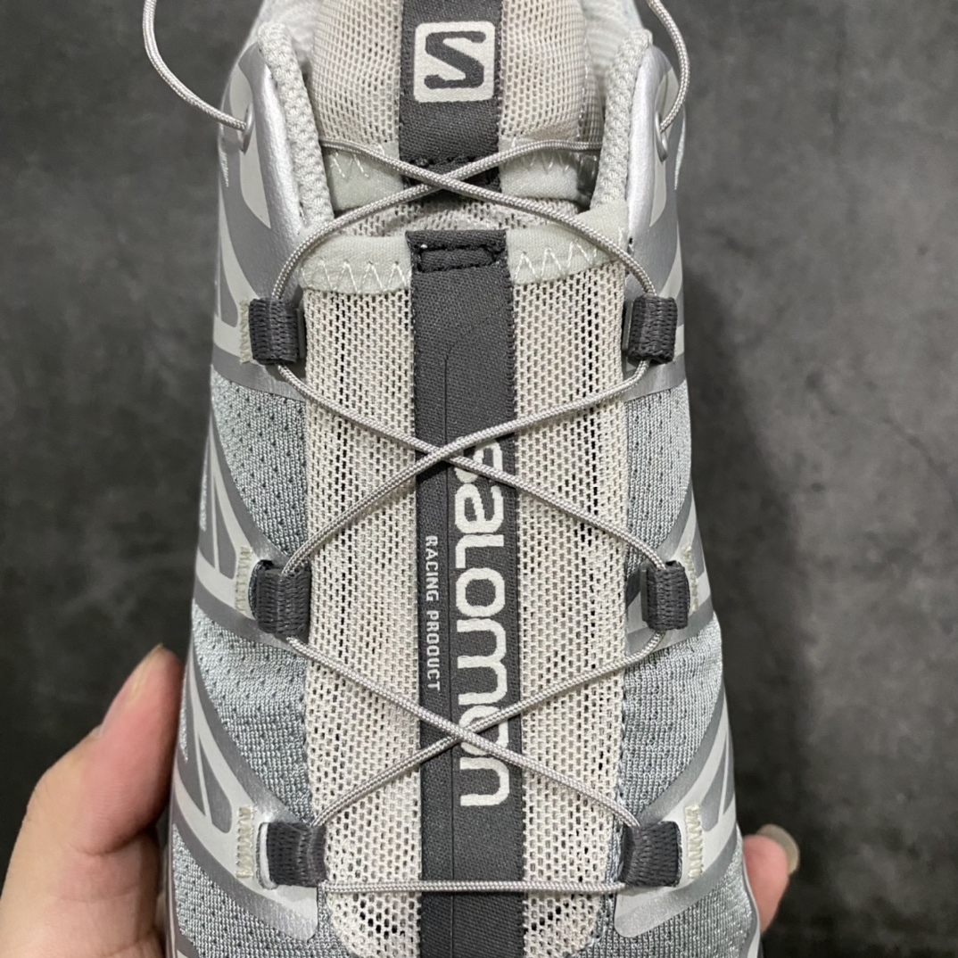 图片[6]-【纯原版】 Salomon XT-6 ADV For DSMn萨洛蒙复古潮流户外机能登山跑鞋 银色n纯原外贸平台特供订单耗时半年巨作 全套原纸板楦头开发原厂特供网布配套加持 确保原汁原味n完美呈现版型 原档数据独家私模五层组合大底男女鞋同步官方开发至46.5原装Ortholite轻量化鞋垫 中底布带钢印编号原厂TPU锁扣 进口港宝加持后跟自然饱满 还原公司包裹性鞋面以“锯齿”状的包裹系统呈现在基色底之下加入了各种色点缀将公司的最新技术和时尚前卫的造型融入耐用的长跑款式中鞋面由 TPU 薄膜制成 并焊接在高耐磨网眼上 使其既时尚又坚固 由 ACS底盘支撑 可增强稳定性和支撑力 以及由橡胶凸耳 Contragrip外底覆盖的 EVA 缓冲中底 旨在应对崎岖的地形 鞋舌上的彩色Salomon 标签、Quicklace 系统以及鞋头、鞋舌和鞋跟上的附加品牌使细节更加完美 让穿着者可以轻松驾驭户外与通勤下的任何运动生活场景 无缝鞋身户外随意纵横 颜值与脚感兼备 出街通勤 绝对非常吸睛 你值得拥有 尺码：41 42 42.5 43 44 44.5 45 46 46.5-莆田鞋批发中心