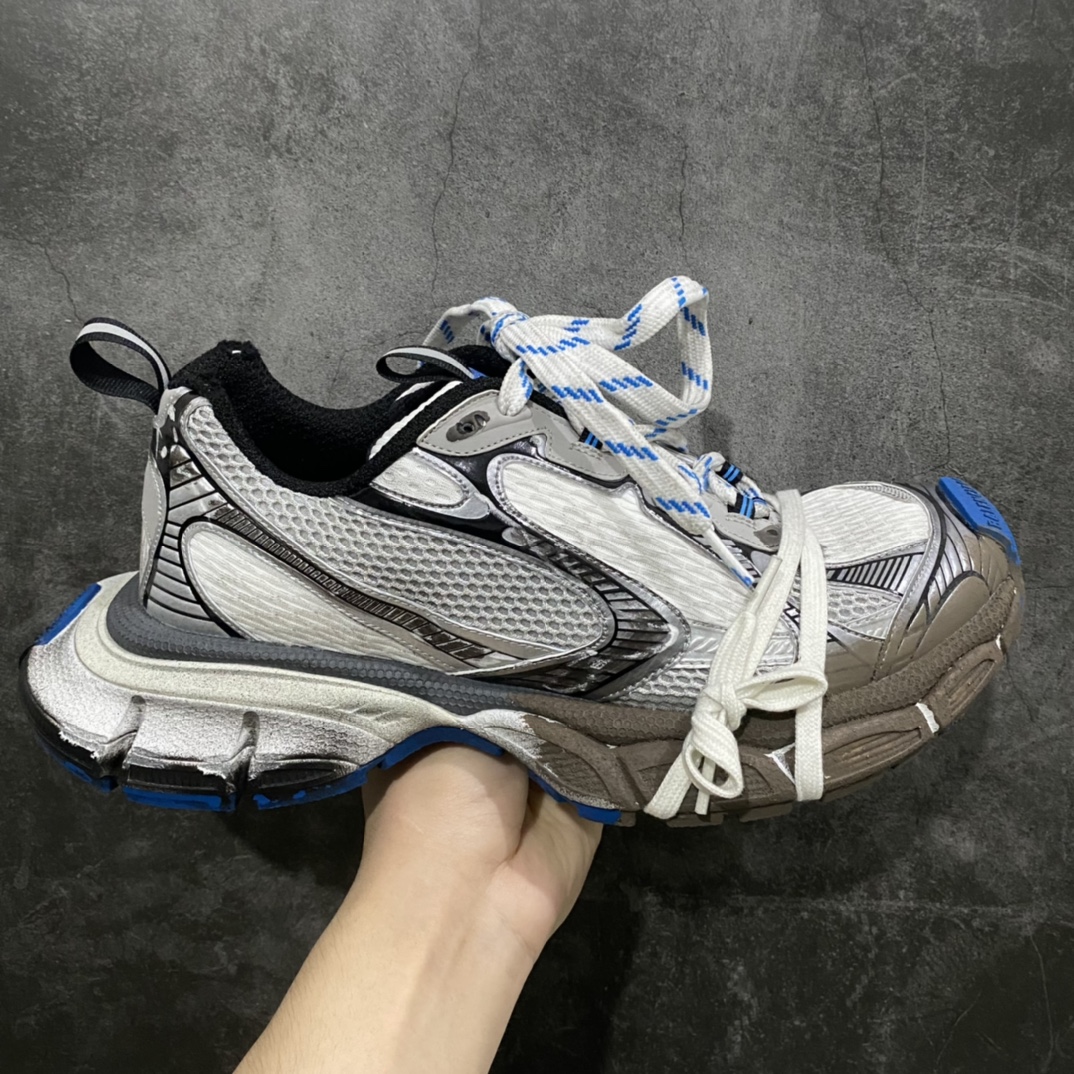 【XA版本】BALENCIAGA 3XL Sneakers巴黎世家十代网布系带低帮走秀复古老爹鞋 泥染白蓝色 全套原纸板楦头开发 最原汁原味的灵魂版型全鞋荧光划线卡点 胶水把控整洁度追求极致完美每一双都是工艺品 多重QC质检 超越公司货的品控标准实实在在的免检产品 原盒原配 正确字体电绣 粗细、位置、大小正确 侧边TPU 透气孔匹配意产原版 正确分离大底 TPU软底 原版一致大底LOGO 立体感十足 原厂皮料水洗做旧 采购原厂网纱 不含皮革 网布材料和聚氨酯 磨损效果 鞋头边缘和后帮 Balenciaga 徽标 鞋面和后跟凸印尺码 鞋舌 3XL 橡胶品牌标识和反光细节 鞋帮拉袢和鞋舌拉祥 配反光细节 备用鞋带在鞋履前侧 可在穿着前取下 便于不同造型搭配 偏大一码 尺码：35 36 37 38 39 40 41 42 43 44 45 46-莆田鞋批发中心