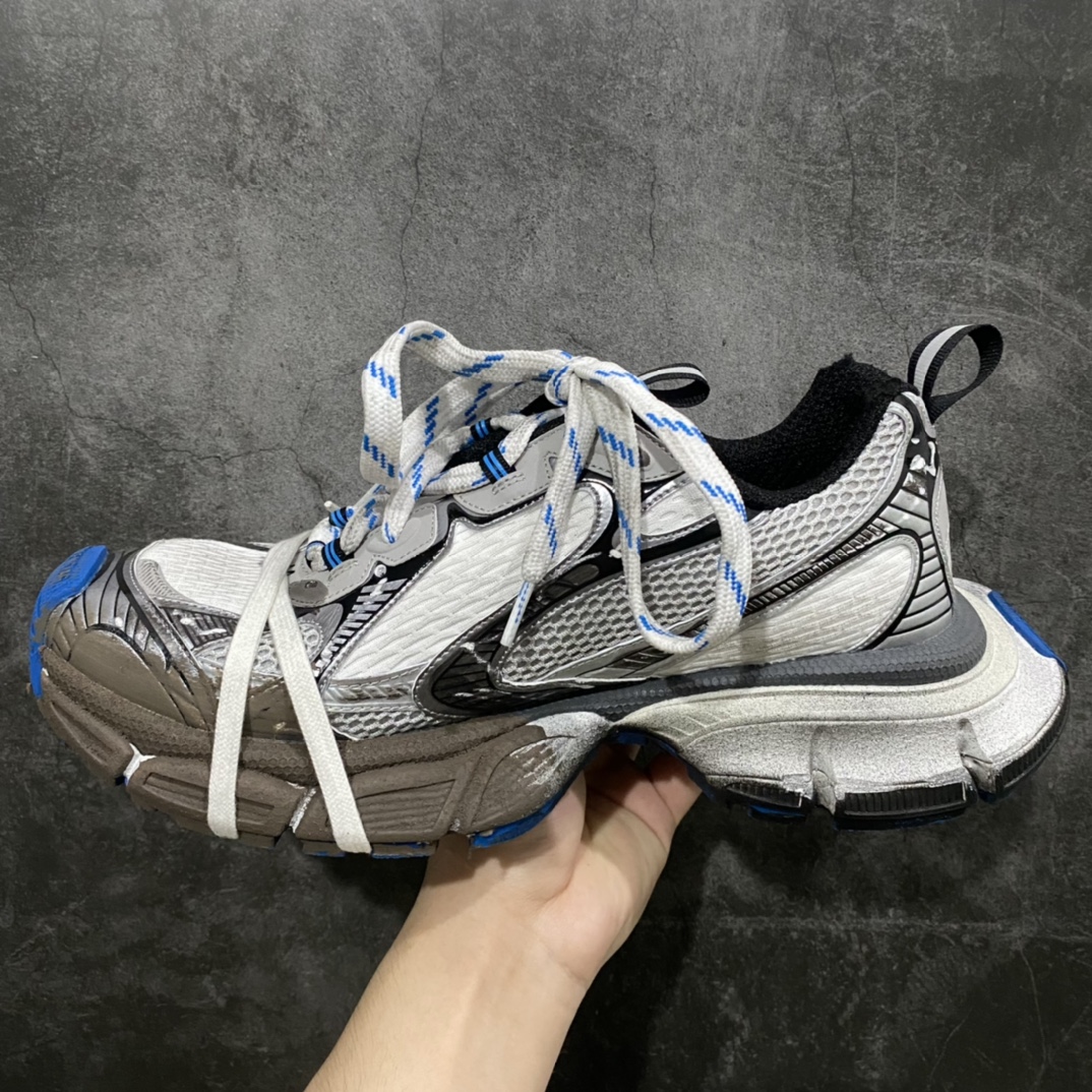 图片[2]-【XA版本】BALENCIAGA 3XL Sneakers巴黎世家十代网布系带低帮走秀复古老爹鞋 泥染白蓝色 全套原纸板楦头开发 最原汁原味的灵魂版型全鞋荧光划线卡点 胶水把控整洁度追求极致完美每一双都是工艺品 多重QC质检 超越公司货的品控标准实实在在的免检产品 原盒原配 正确字体电绣 粗细、位置、大小正确 侧边TPU 透气孔匹配意产原版 正确分离大底 TPU软底 原版一致大底LOGO 立体感十足 原厂皮料水洗做旧 采购原厂网纱 不含皮革 网布材料和聚氨酯 磨损效果 鞋头边缘和后帮 Balenciaga 徽标 鞋面和后跟凸印尺码 鞋舌 3XL 橡胶品牌标识和反光细节 鞋帮拉袢和鞋舌拉祥 配反光细节 备用鞋带在鞋履前侧 可在穿着前取下 便于不同造型搭配 偏大一码 尺码：35 36 37 38 39 40 41 42 43 44 45 46-莆田鞋批发中心