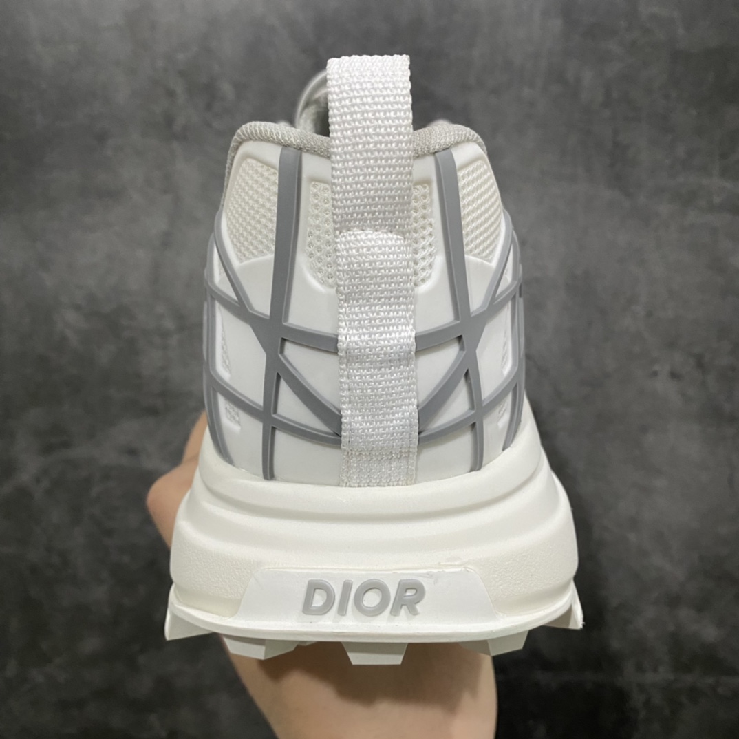 图片[4]-【莞产版本】Dior 2023年迪奥B31最新爆款广东纯原出品 顶级品质n网布藤格纹图案系带图带头 低帮运动休闲鞋n国际顶尖设计新颖 时尚潮流白搭款n采用tpu防滑组合抽真空大底n鞋面无规则滴胶菱形线条n与超透气网面融为一体 运动时尚百搭一身n材料:采用进口网眼织物精心制作n搭配曲纹藤格纹注塑橡胶提升格调n全新演绎经典图案 彰显未来主义的风格n鞋舌和正面饰以di~r标志 孔眼突显徒步鞋的风格ncddiamond抽绳彰显科技魅力n纹理凹口厚底采用橡胶精心制作n提供理想的抓地力 加固鞋跟缔造舒适非凡的穿着体验n可与运动服饰和休闲装扮搭配  尺码：35 36 37 38 39 40 41 42 43 44 45-莆田鞋批发中心