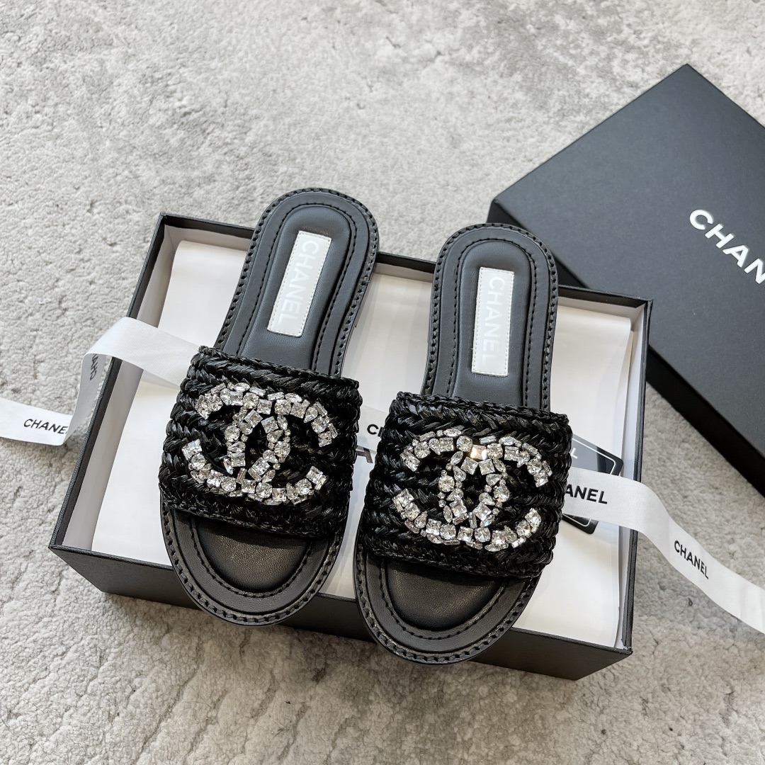 NO:265331,Chanel's most beautiful rhinestone woven slippers, everyone is stocking up crazy, they are all snatching up crazy, they are really long grass, leisurely and leisurely charm, close their eyes and enter the series!  【Material】 ① The upper is fully hand-woven with imported Rafia, which is very comfortable!  Hand-made diamond decoration is enough to flash ② Water-dyed sheepskin inner lining and footrest ③ Original custom double-layer leather sole Complex crafts leather sole Ten troughs Train line Very exquisite material workmanship [Size] 35-39 (customized for 40 and 41) [Color] Color black white Apricot color, slippers, chanel, slippers, sheepskin, Leather soles19860909批 Chanel 最美水钻编织拖鞋,大家都很疯狂的囤货,都抢疯了,真的很长草,悠然闲适的魅力,闭眼入系列！【材质】 ①鞋面采用进口拉菲草全手工编织 十分舒适！手工钻饰足够闪 ②水染羊皮内里和垫脚 ③原版定制双层真皮大底 复杂工艺真皮大底十挖槽 车线 非常考究材料做工【尺码】35-39（40、41定做）【颜色】Color黑色 白色 杏色,拖鞋,chanel,slippers,sheepskin,Leather soles,Women's Shoes