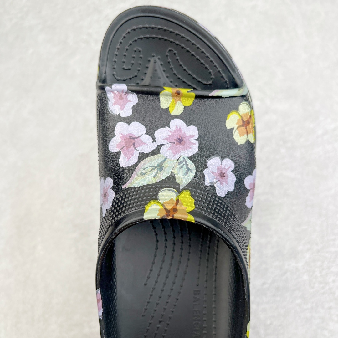 图片[4]-零售💰240 ＃DC Balenciaga Pool Crocs 巴黎世家百搭时尚厚底增高拖鞋 花卉配色 重金购入原鞋及原档案磨具生产指令开发 同源公司EVA粒子环保塑料 原厂指令配方 弹性卡色均保持原鞋一致 匠心打造 鞋口弧度大小 鞋面色泽质感同步原鞋 LOGO内侧钢印清晰工整 以简单的设计 提供全面的舒适性、缓震性、耐用性和支撑力 EVA外底提供优质缓震性能 5毫米足弓 鞋面凹印Balenciaga品牌标识 背面浮印尺码 同色系鞋底和鞋垫 外观时尚大气 鞋底采用耐磨的材质 穿上它都会感觉到舒适的体验 尺码：36 37 38 39 40 41 编码：by2936040-运动鞋