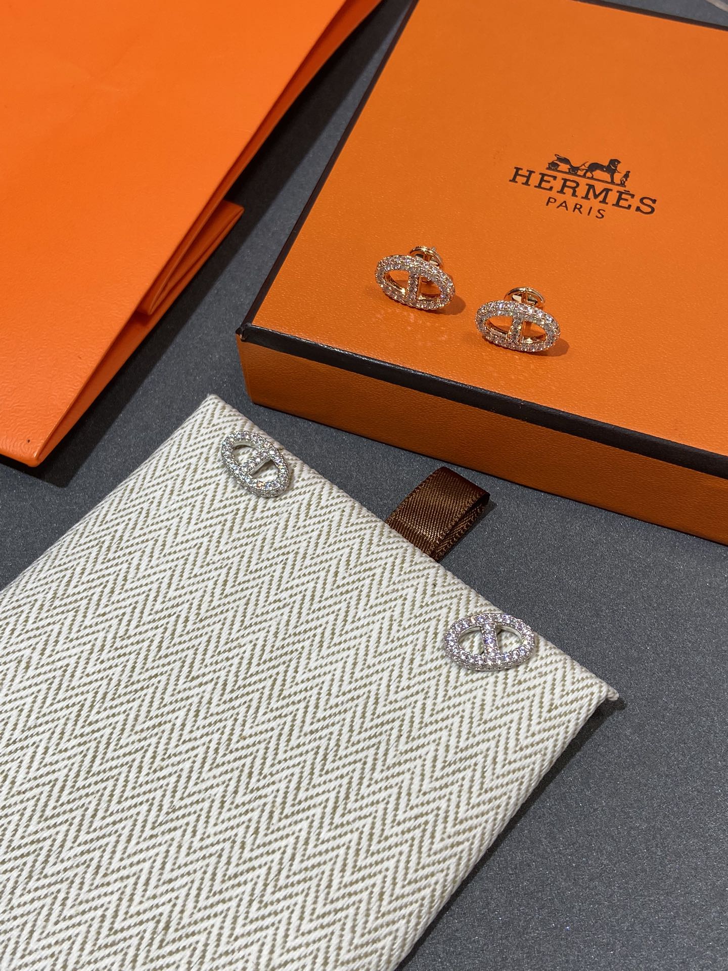 NO:633617,[HMS Pig Nose Full Diamond Necklace, Earrings, and Bracelets] ·Customized pig nose chain ·New version of Constance style pig nose full of diamonds, there is also a circle of diamonds on the side, the overall size is larger than before ·All hand-set silicon titanium first-grade diamonds, perfect fire color ·CNC finely engraved words on the back, clear and three-dimensional, not printed fonts, super exquisite in kind, a must-have for H fans!  White gold and rose gold are versatile colors, small and exquisite, and the hollow out is very eye-catching!  Not exaggerated at all, I feel like a big brand in daily work and leisure~ Earrings 88190, necklace, bracelet, Cartier high-end jewelry19860909【HMS 猪鼻满钻项链,耳钉 手链】 ·定制满猪鼻链条 ·新版constance风格猪鼻满钻,侧面也有一圈钻,整体大小比之前大一些 ·全部手镶硅钛料一级钻,火彩完美 ·背面cnc精雕刻字 清晰立体 不是印刷上去的字体 实物收到超级精美H粉们必入的款！白金和玫瑰金都是百搭色,小巧玲珑,镂空很吸睛哦！一点也不浮夸,日常上班,休闲都是很有大牌feel～ 耳钉88190,,necklace,bracelet,卡迪亚高端饰品,Jewelry