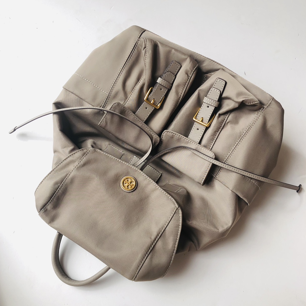 Tory Burch ～款号1859 最新款尼龙背包 黑色 深蓝色 灰色 空间大 实用 侧边有水杯雨伞位