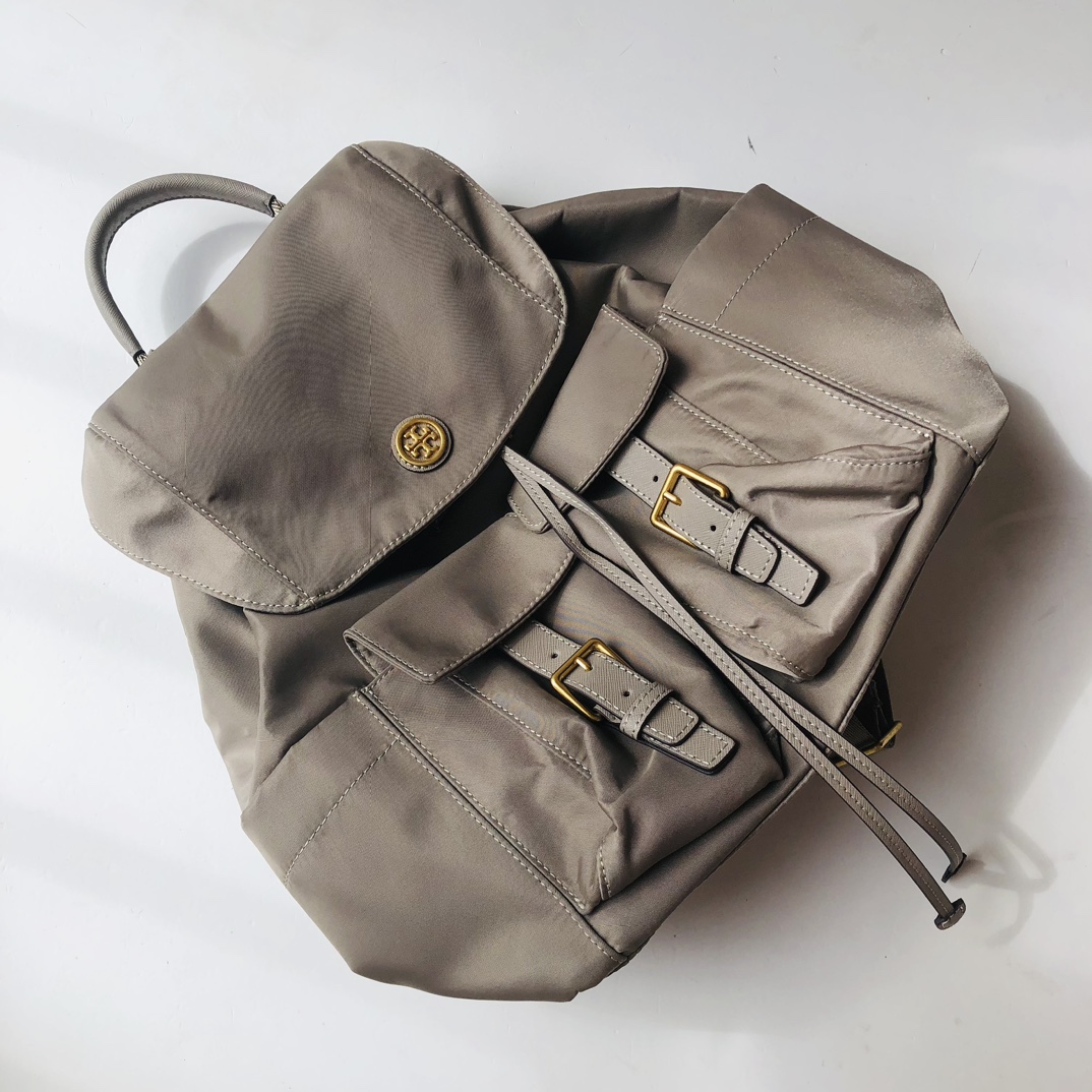 Tory Burch ～款号1859 最新款尼龙背包 黑色 深蓝色 灰色 空间大 实用 侧边有水杯雨伞位