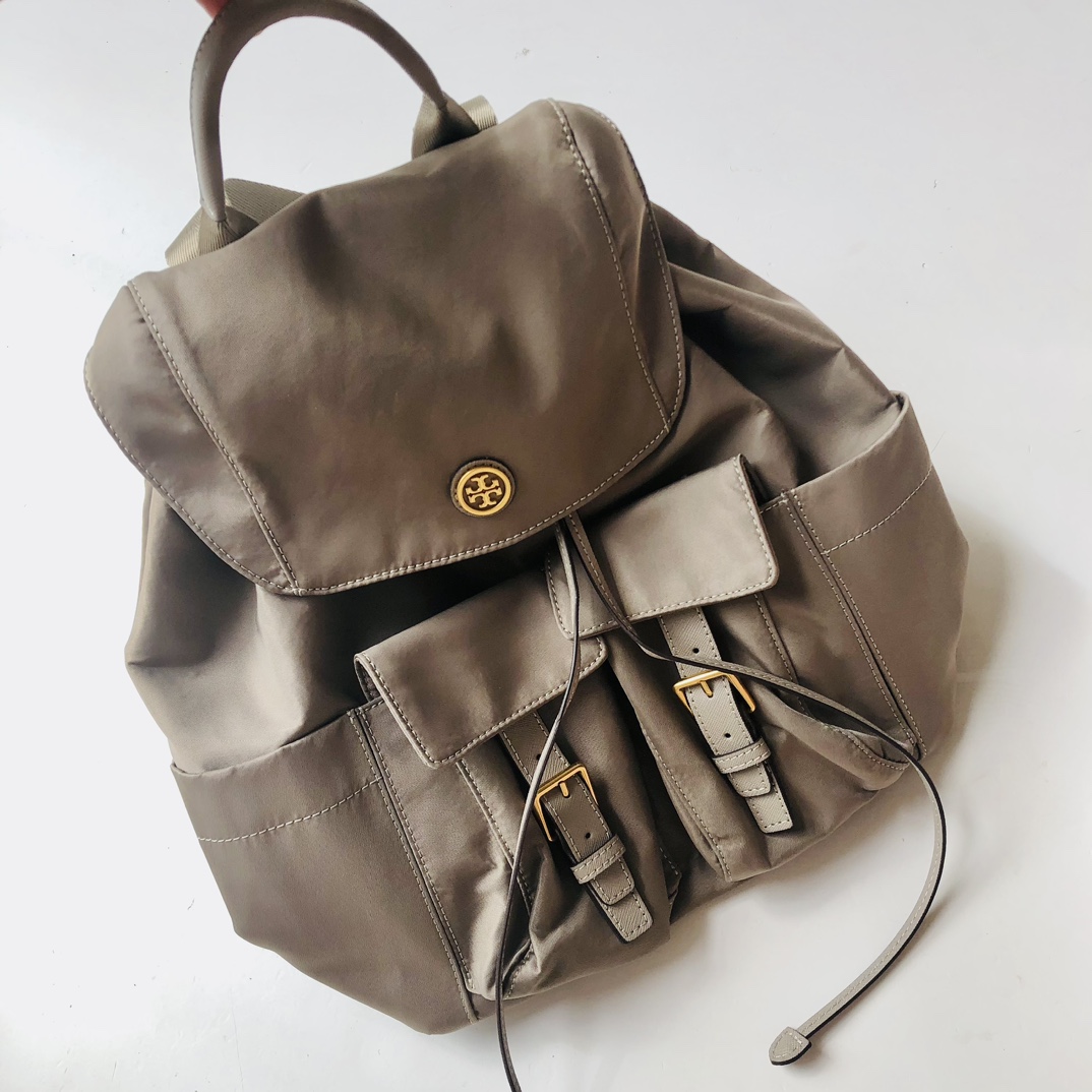 Tory Burch ～款号1859 最新款尼龙背包 黑色 深蓝色 灰色 空间大 实用 侧边有水杯雨伞位