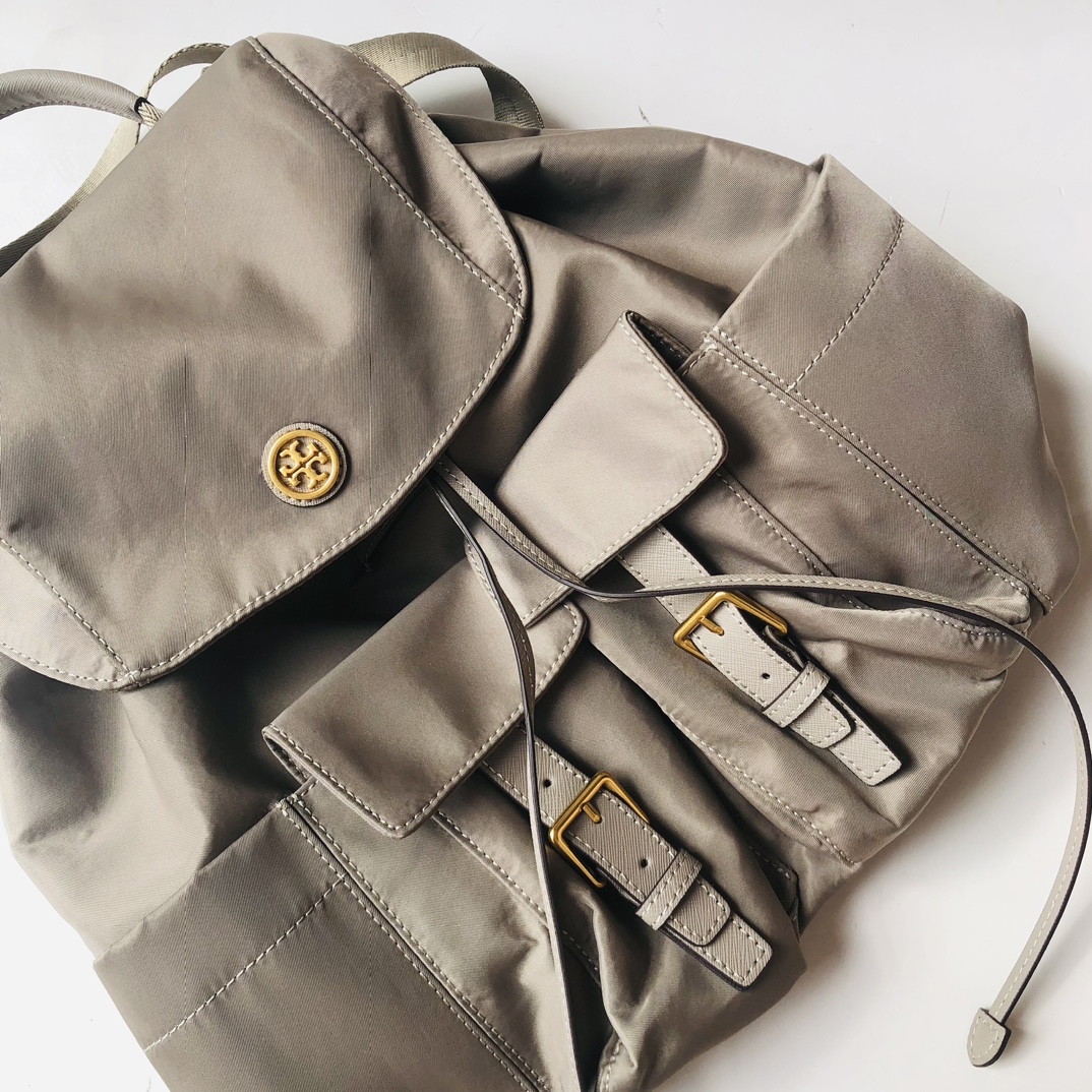 Tory Burch ～款号1859 最新款尼龙背包 黑色 深蓝色 灰色 空间大 实用 侧边有水杯雨伞位