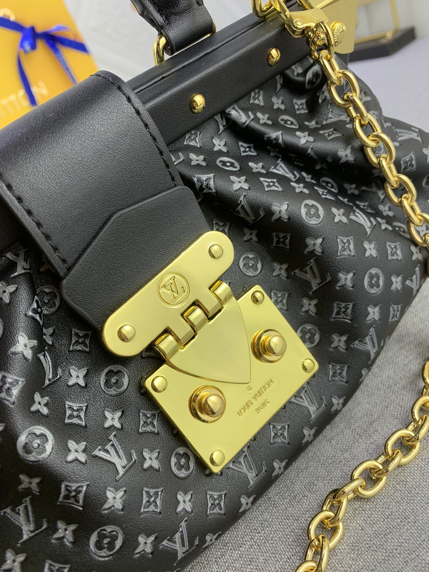 420  M46544 M22326黑色 M22325蓝色 M22327西瓜红全皮云朵包系列 Monogram Clutch 手袋