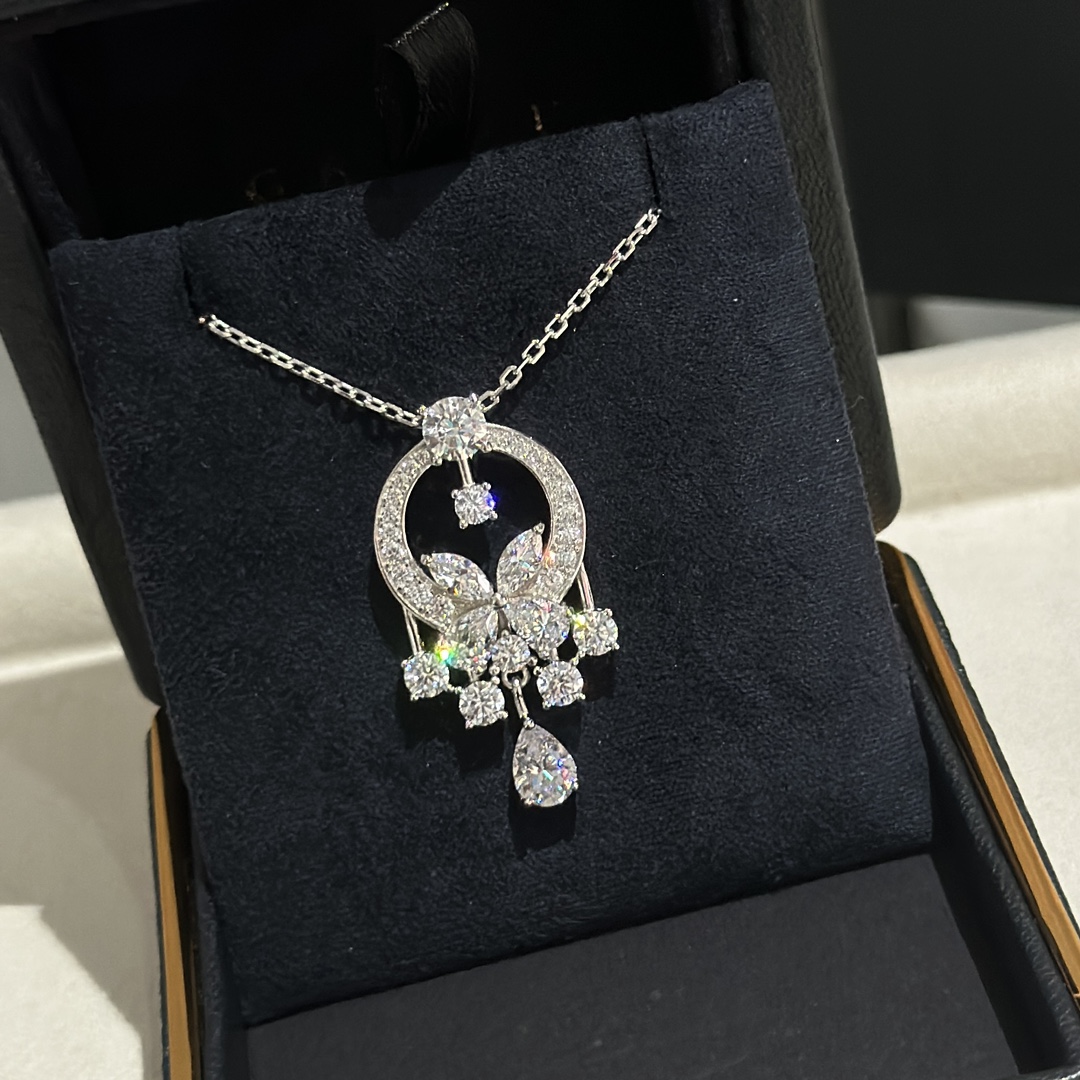 
A1629 👑奢侈格拉夫 顶尖的钻石珠宝品牌 奢侈 方钻 💎 花园 蝴蝶 项链 最高端 最爱的方钻 栩