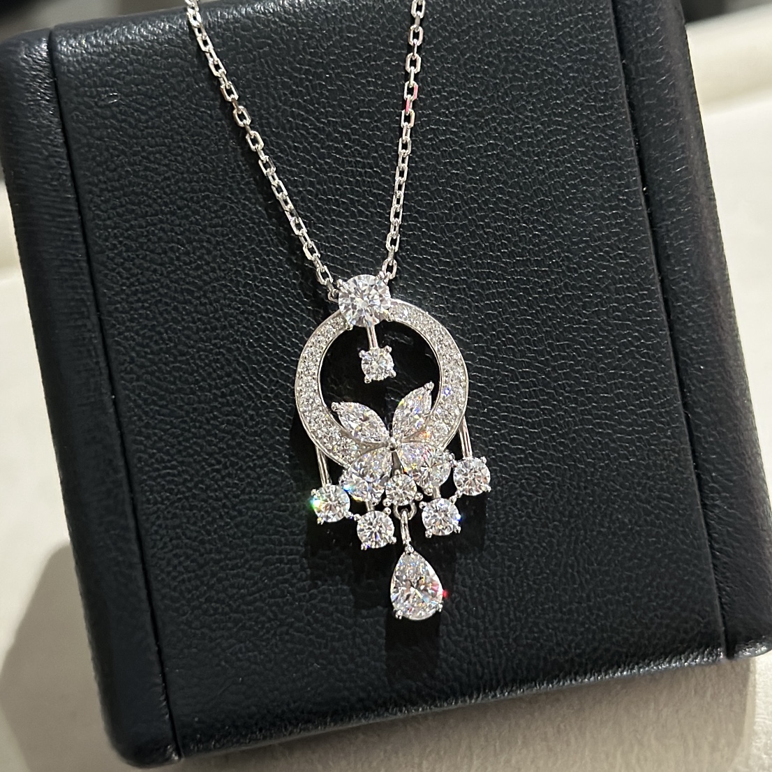 
A1629 👑奢侈格拉夫 顶尖的钻石珠宝品牌 奢侈 方钻 💎 花园 蝴蝶 项链 最高端 最爱的方钻 栩