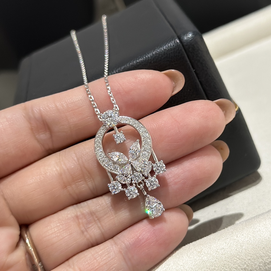 
A1629 👑奢侈格拉夫 顶尖的钻石珠宝品牌 奢侈 方钻 💎 花园 蝴蝶 项链 最高端 最爱的方钻 栩