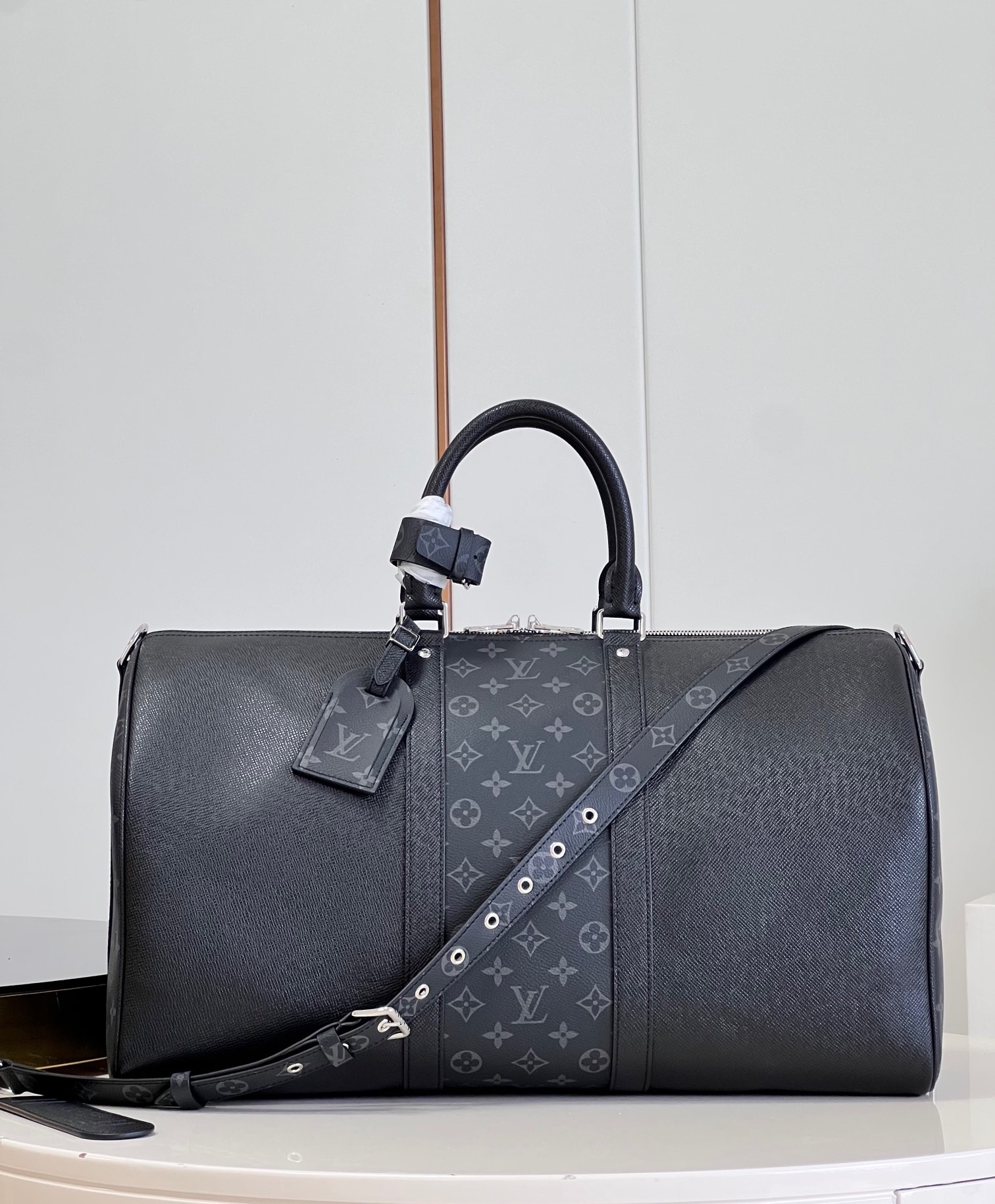 NO:400369,【Exclusive real photo M30235 black】 KEEPALL 45 travel bag Original Keepall travel bag with soft texture and elegant style, cross pattern floral travel bag iconic Taiga leather material, fashionable and practical weekend casual companion Size 50×29×23cm E.850【Warm reminder This model is too big and does not match the packaging】, LV【Original leather】, louis vuitton19860909【独家实拍 M30235黑】 KEEPALL 45旅行袋 质地柔软、风格优雅的原创Keepall旅行袋,十字纹配花料旅行袋标志性Taiga皮革材质,时尚而实用的周末休闲伴侣 尺寸50×29×23cm E.850【温馨提示 此款太大不配包装】,LV【原厂皮】,louis vuitton,Bag